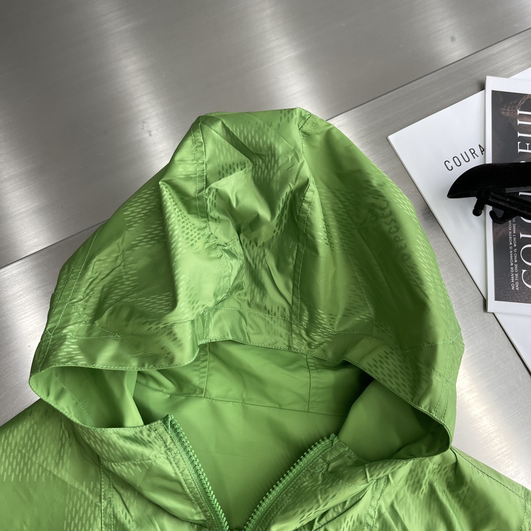 

-驴牌  双面防风夹克取材防水再生锦纶，成就换季时节的活力之选。纯色一面点缀 Marque L.Vu