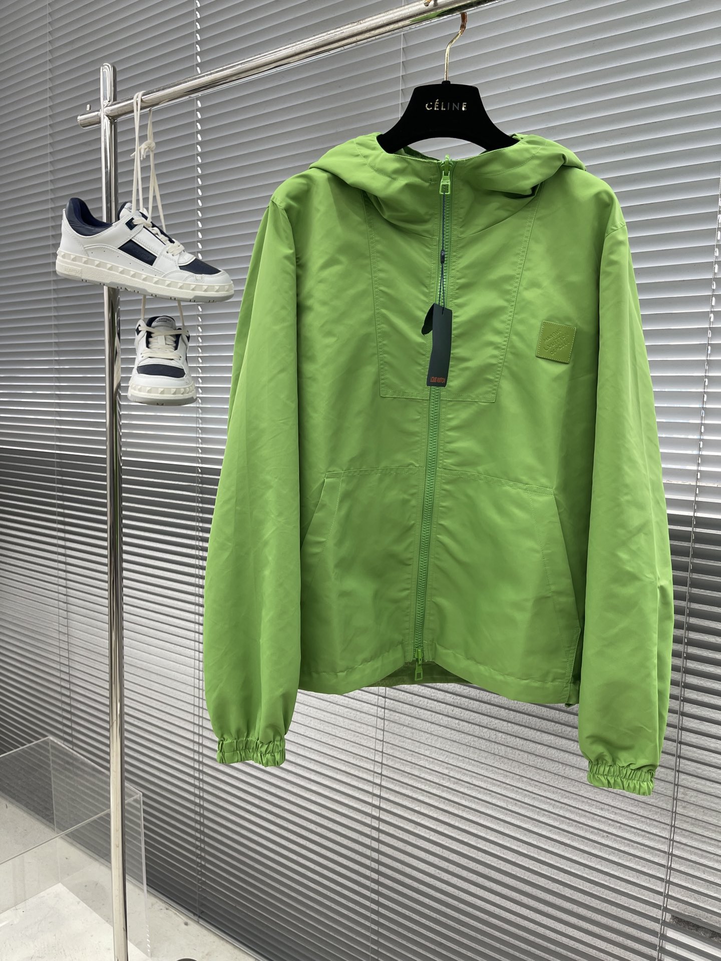 

-驴牌  双面防风夹克取材防水再生锦纶，成就换季时节的活力之选。纯色一面点缀 Marque L.Vu