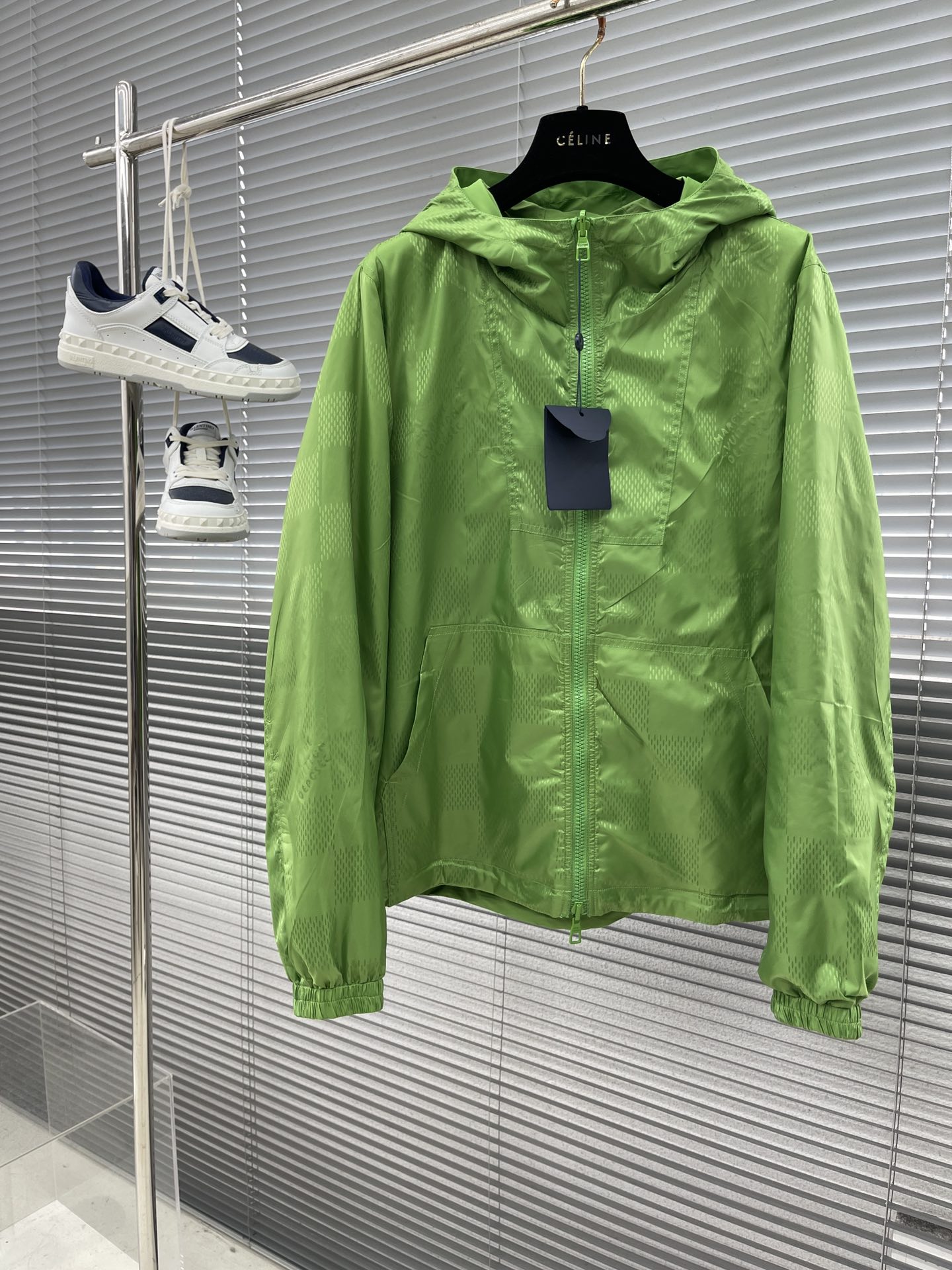 

-驴牌  双面防风夹克取材防水再生锦纶，成就换季时节的活力之选。纯色一面点缀 Marque L.Vu