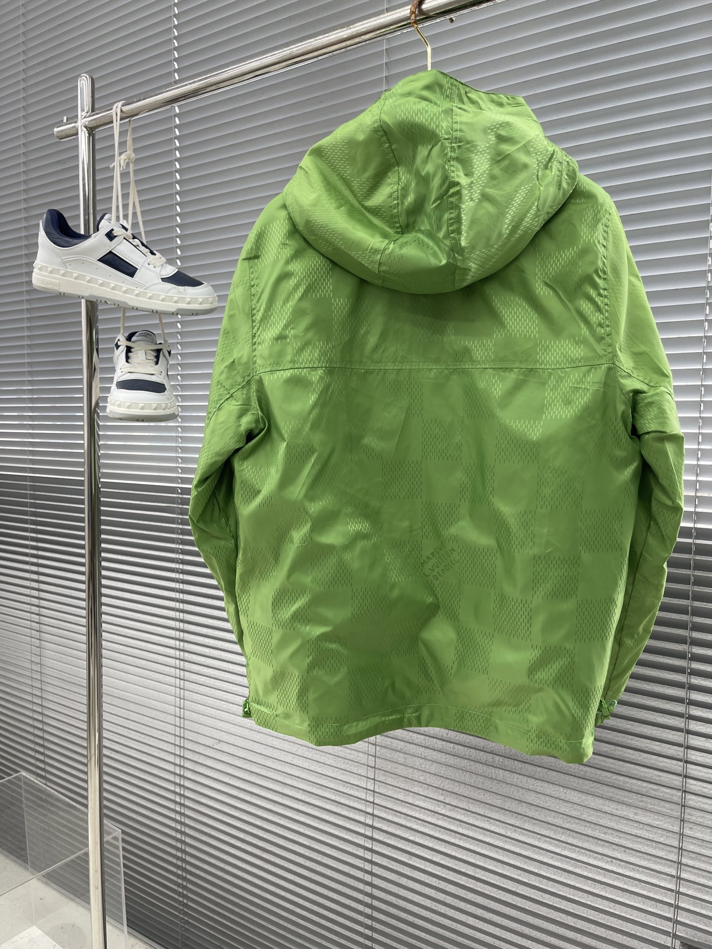 

-驴牌  双面防风夹克取材防水再生锦纶，成就换季时节的活力之选。纯色一面点缀 Marque L.Vu