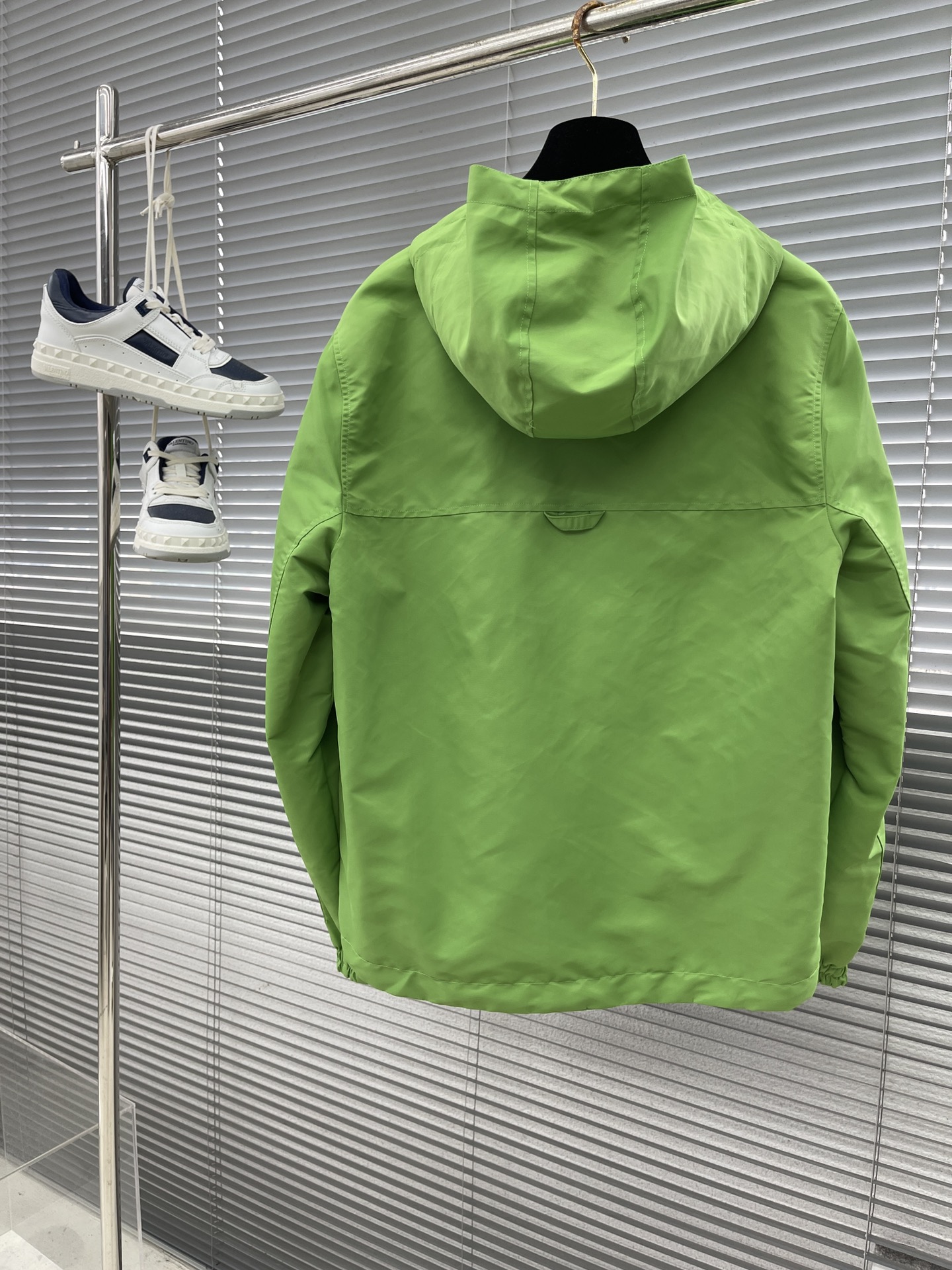 

-驴牌  双面防风夹克取材防水再生锦纶，成就换季时节的活力之选。纯色一面点缀 Marque L.Vu