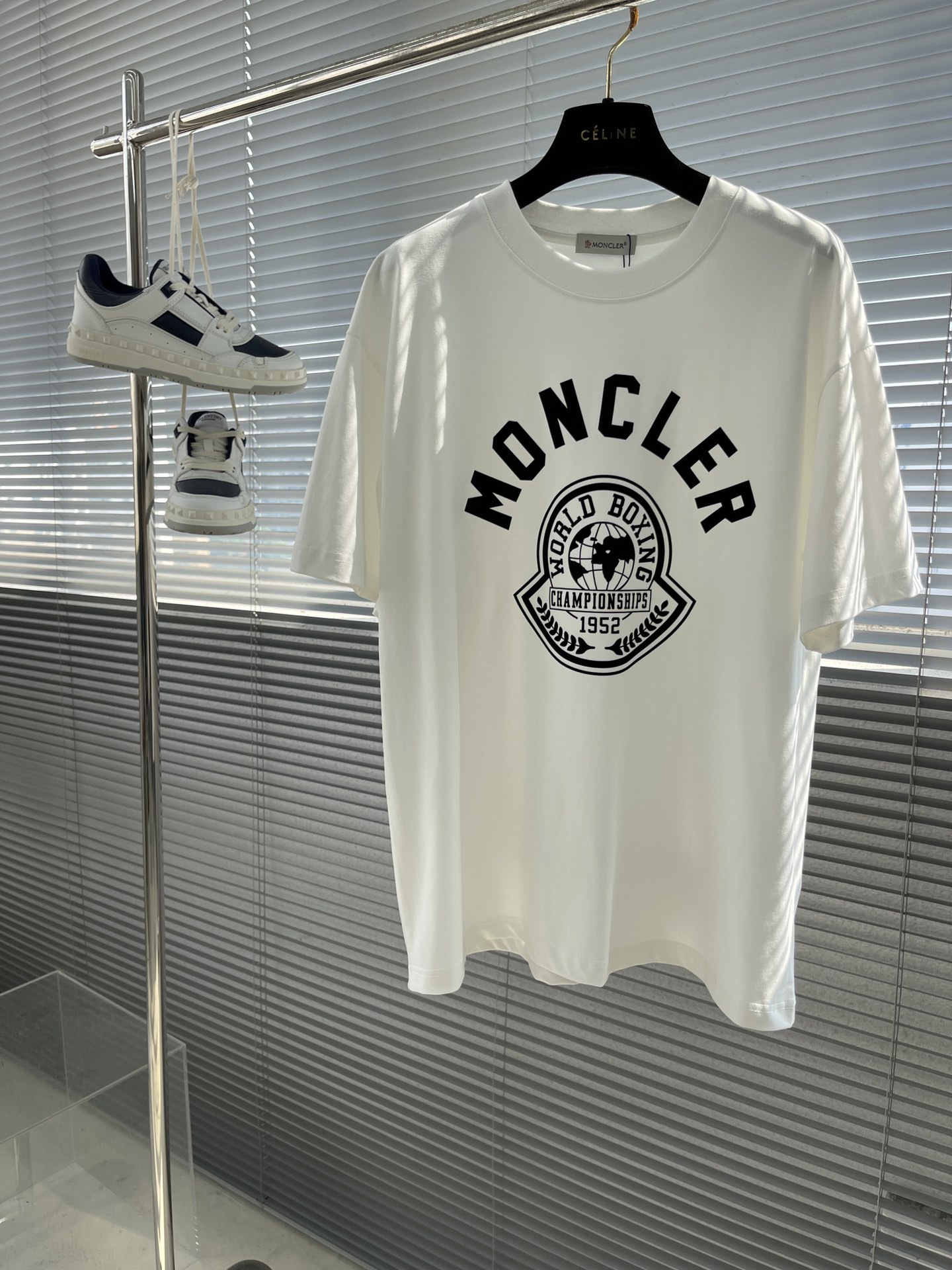 NO:124997,Mon 25S men's round neck short sleeves...... made of high-quality pure fabric...... Comfortable and not touching... even if you wear it in hot weather!  !  !  The flocking letters on the chest greatly enhance the overall sense of detail...... The appearance is instantly full. The basic style cut is not limited to any body shape and body shape, and it breaks through the versatile items of all ages!  !  S-3XL08, T-shirt,alexander wang19860909mon 25S男士圆领短袖......…采用高克重纯面料…………舒爽不沾身......即便是再过闷热的天气穿上同样！！！胸前植绒字母大大提升了整体细节感…………瞬间将颜值度拉满 基础款型剪裁更是不局限于任何身材和体型,突破各个年龄阶段的百搭单品！！ 码数S-3XL08,,T-shirt,alexander wang,Men's clothing