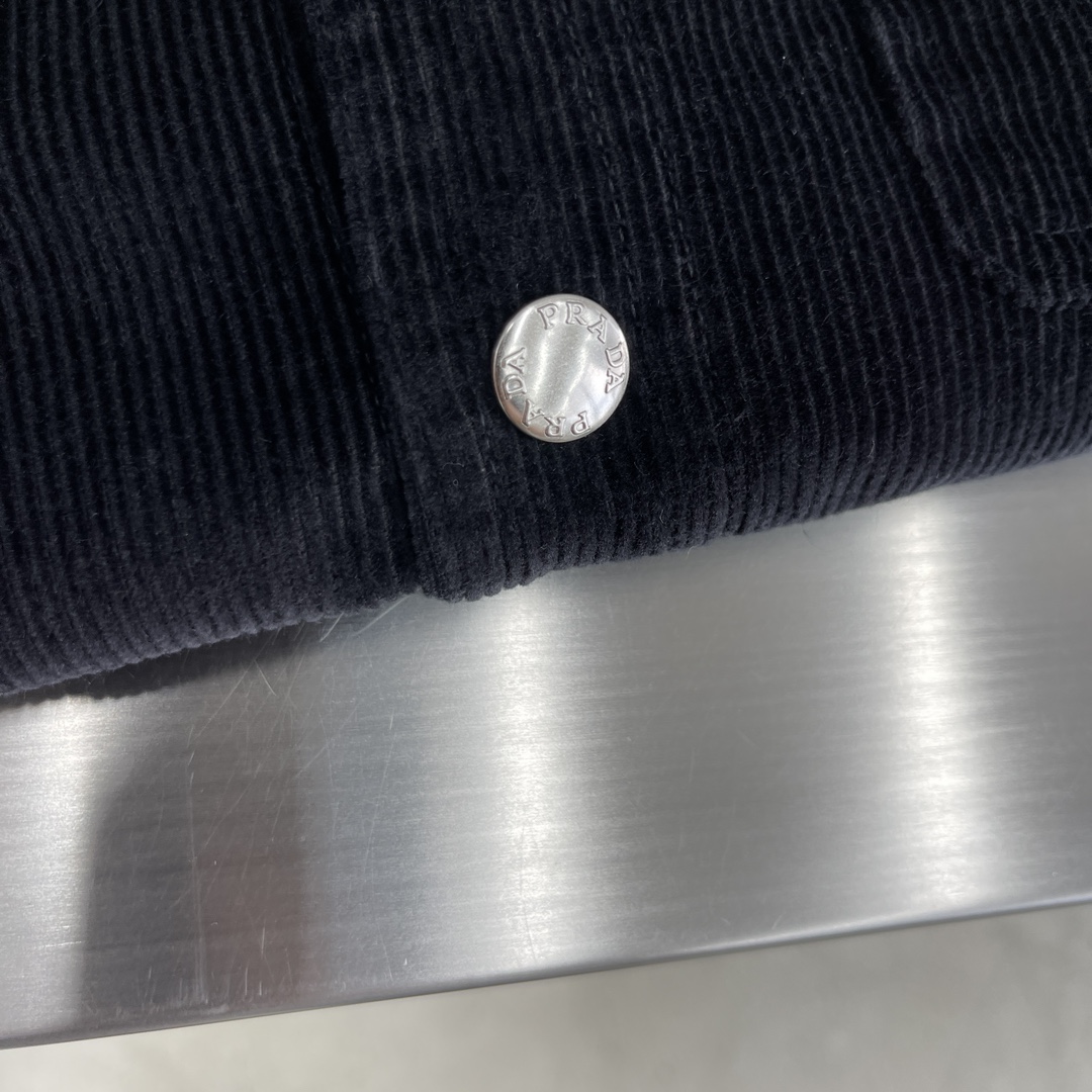 

-PRAD 灯芯绒休闲套装衬衣
此款定制面料，高品质灯芯绒 手感柔软轻薄舒适，包容不同体型！版型宽松