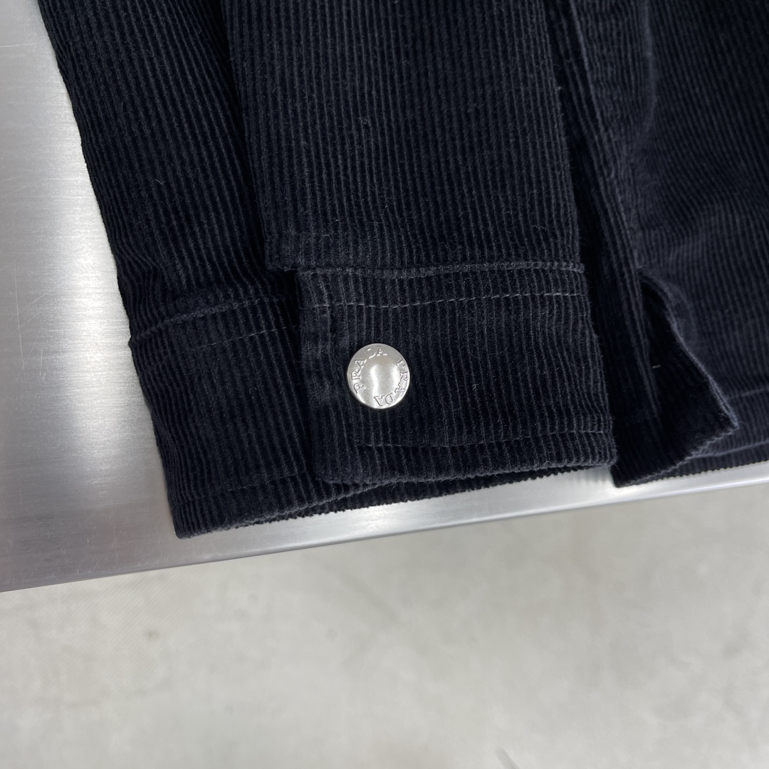 

-PRAD 灯芯绒休闲套装衬衣
此款定制面料，高品质灯芯绒 手感柔软轻薄舒适，包容不同体型！版型宽松