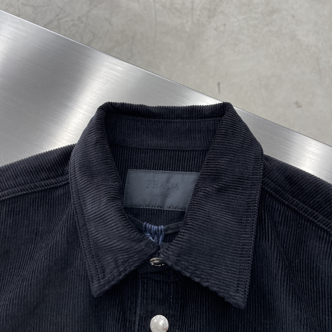 

-PRAD 灯芯绒休闲套装衬衣
此款定制面料，高品质灯芯绒 手感柔软轻薄舒适，包容不同体型！版型宽松