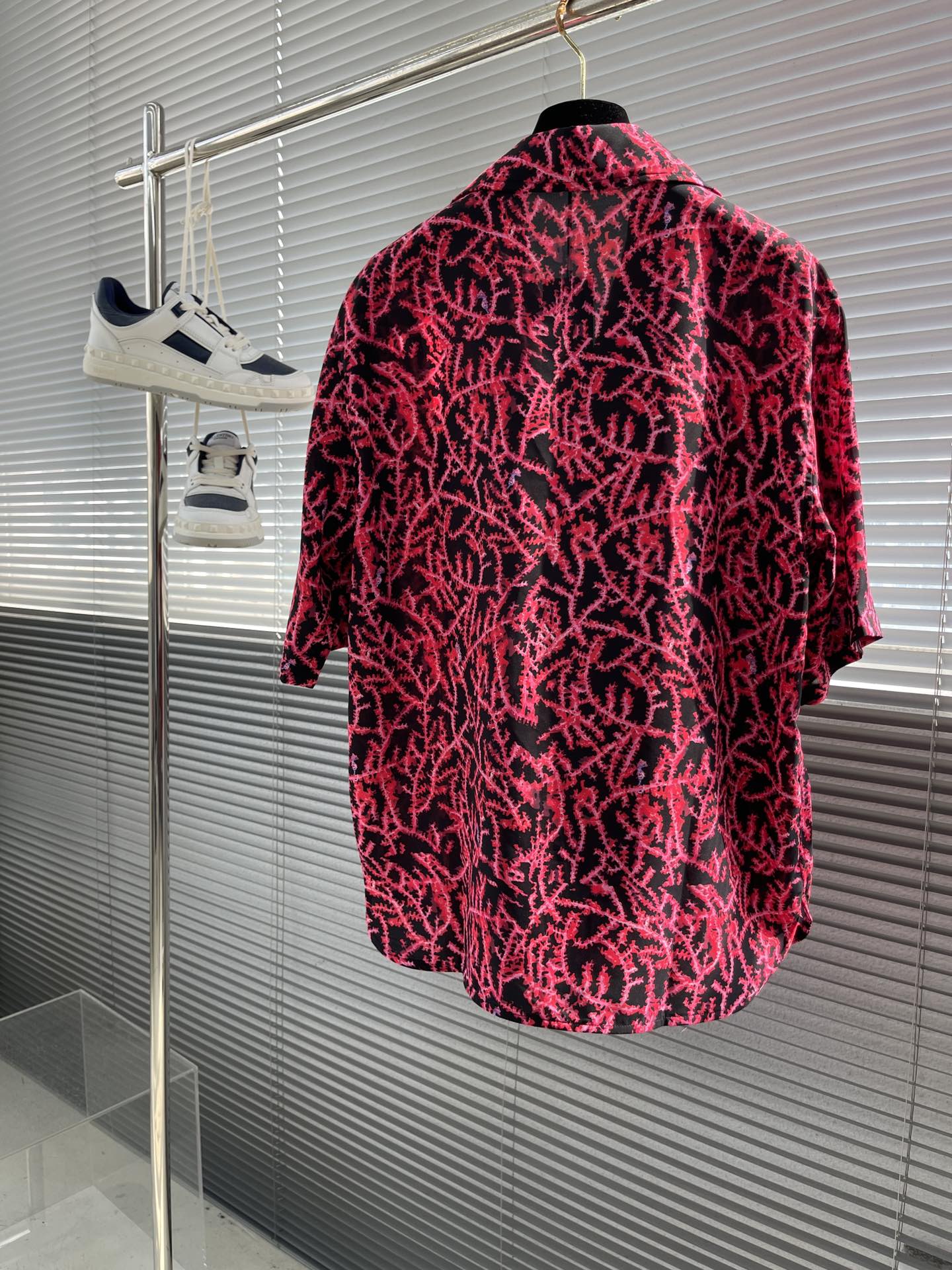 Dior Men's Coral Print Silk Twill Short Sleeve Shirt - Black and Red 4 i1719135365 6338 0