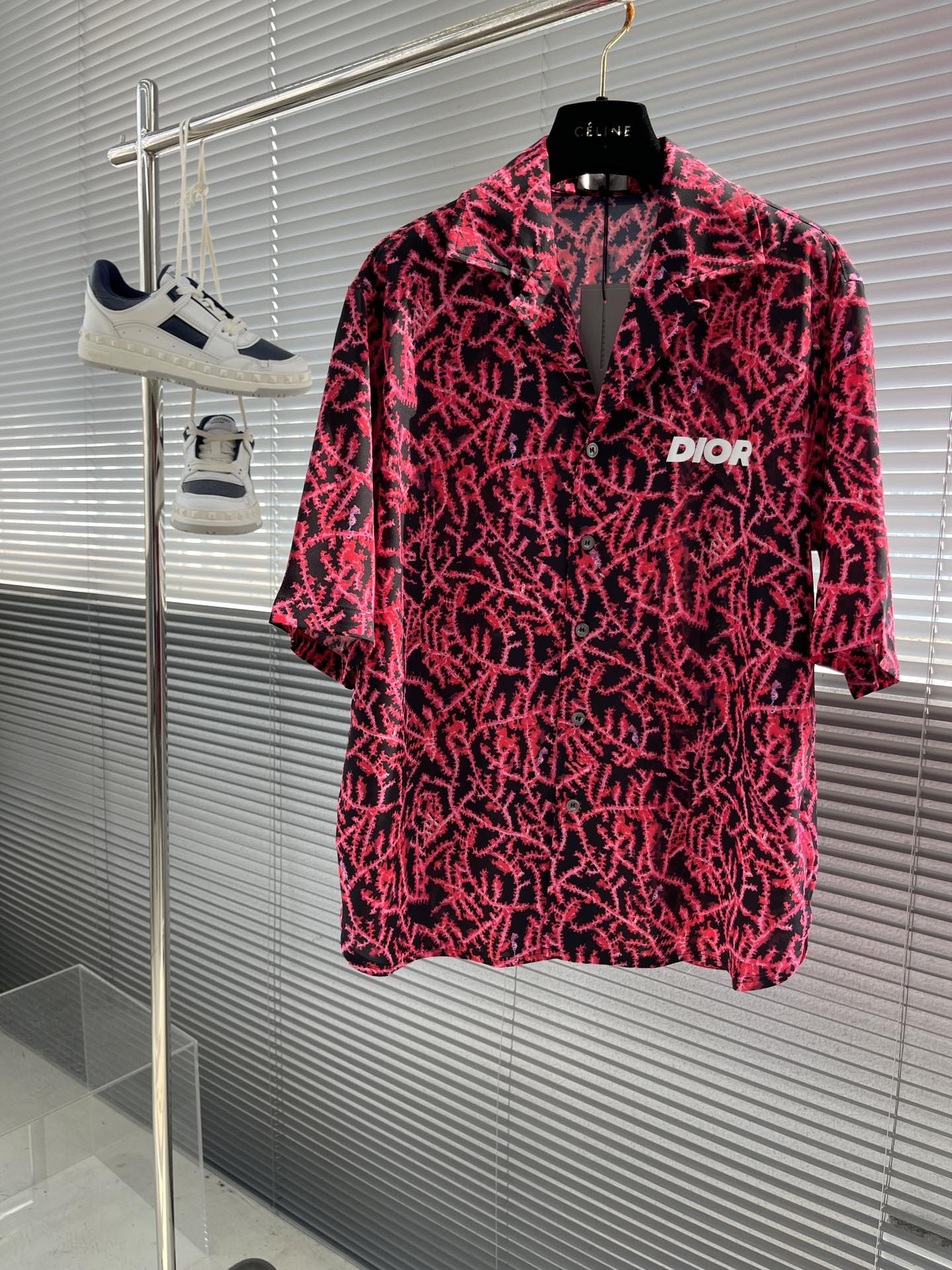 Dior Men's Coral Print Silk Twill Short Sleeve Shirt - Black and Red 1 i1719135365 6474 1