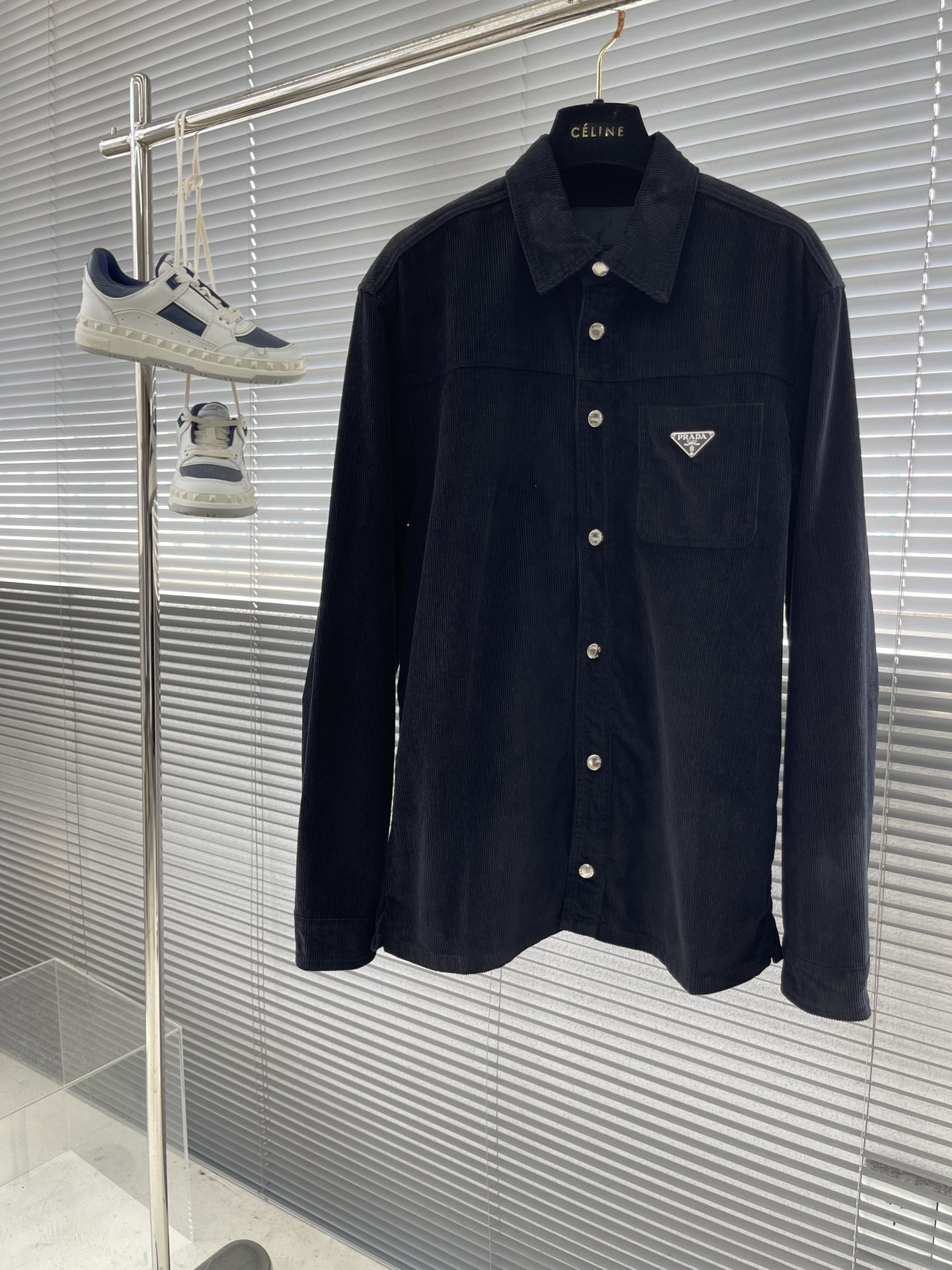 

-PRAD 灯芯绒休闲套装衬衣
此款定制面料，高品质灯芯绒 手感柔软轻薄舒适，包容不同体型！版型宽松