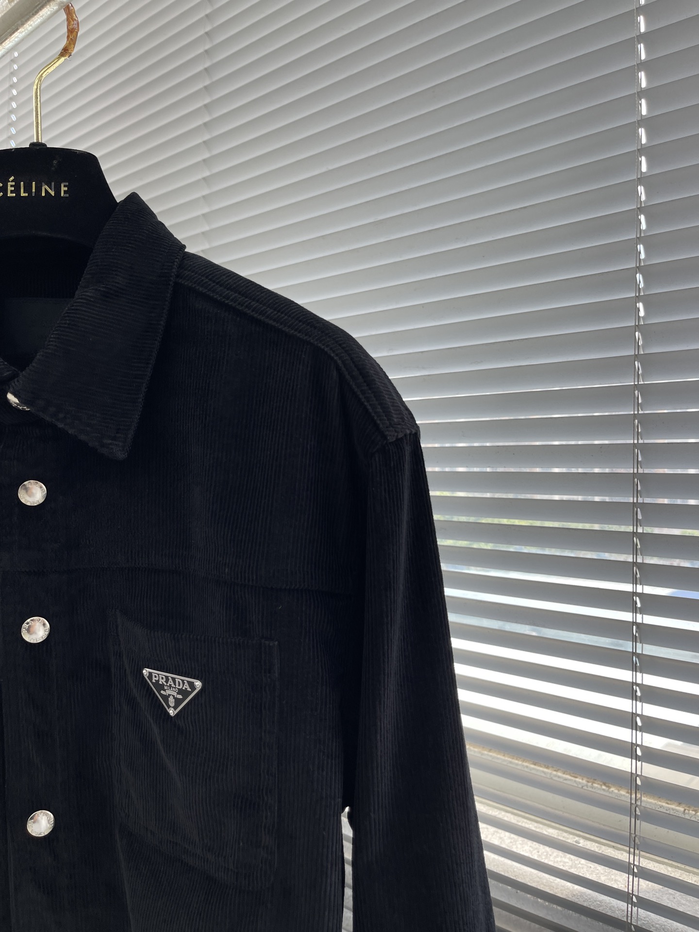 

-PRAD 灯芯绒休闲套装衬衣
此款定制面料，高品质灯芯绒 手感柔软轻薄舒适，包容不同体型！版型宽松