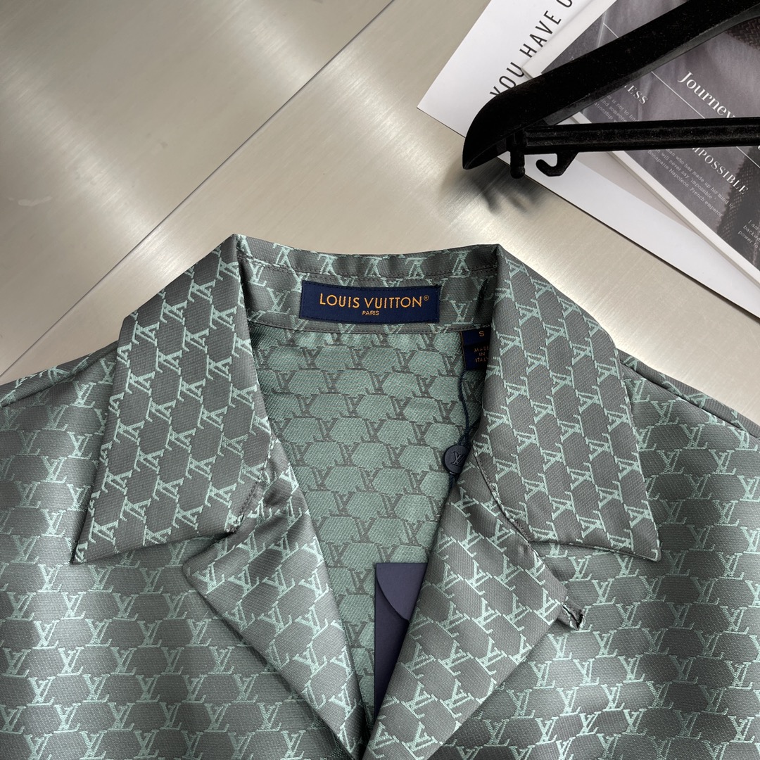Louis Vuitton Silk Blend Short-Sleeve Shirt 1V Fishnet Jacquard Pattern 4 i1719737378 4239 4
