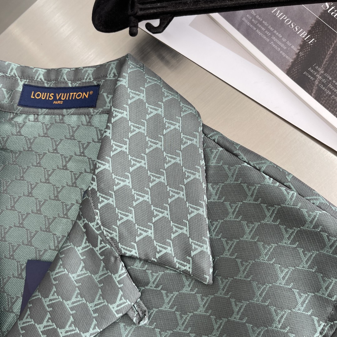 Louis Vuitton Silk Blend Short-Sleeve Shirt 1V Fishnet Jacquard Pattern 5 i1719737378 8413 0