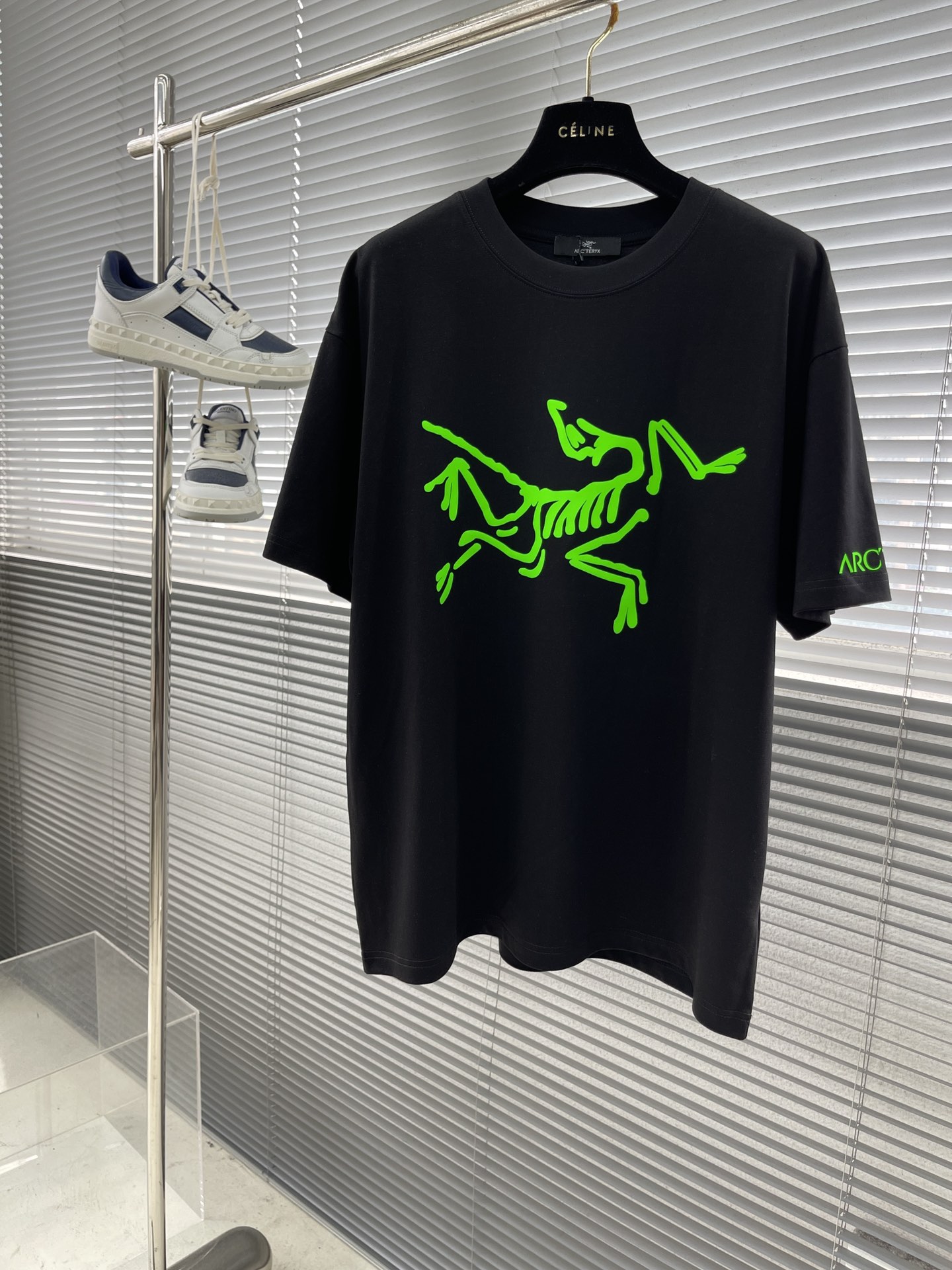 NO:124993,Bird Home 25ss outdoor high-end bird~Three-dimensional logo pattern printed short-sleeved T-shirt worth winning this summer. The gallery-shaped pattern is cut, the fabric is thick, not the smooth cotton sports material, structural line design, low-key, versatile, classic and a little fashionable. It is a complete T-shirt BI product!  Heavy Industry is exquisite in the production of the version, and is impeccable from the inside to the outside. This short-sleeved style is really hard to find. Using the younger design language, it deeply reshapes the aesthetics of the mountain system from the perspective of outdoor functionality and breaks the outdoor dressing rules from the city to the mountains!  Same model for men and women Size S-3XL08, jil sander, T-shirt,tees, t-shirt,alexander wang19860909鸟家 25ss户外高端鸟~立体logo图案印花短袖 这个夏天值得拿下的一款绝世短袖T恤 廊形版型裁剪,面料厚实 不是滑滑的那种棉质地运动料 结构线设计,低调百搭经典还有点小时尚 是妥妥的T恤BI备单品！重工对版制作,实物考究,从里到外都是无可挑剔的 这款短袖真的一票难求 用年轻化设计语言,从户外功能性角度深度重塑山系美学 打破从城市到山野的户外穿衣法则！ 男女同款 尺码S-3XL08,,jil sander,T-shirt,tees，t-shirt,alexander wang,Men's clothing