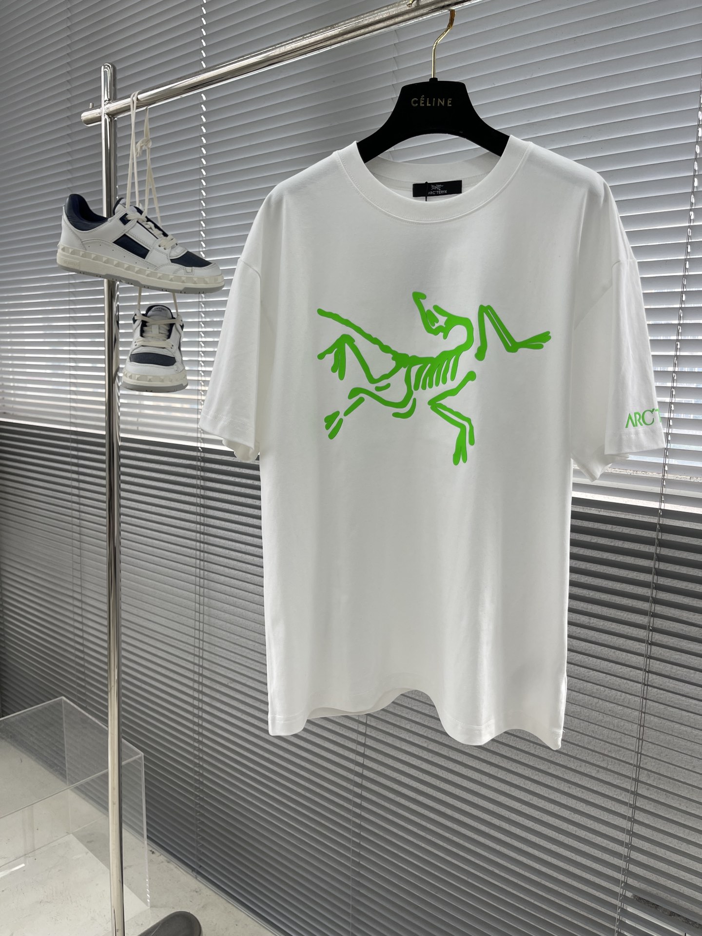 NO:124991,- Bird Home 25ss outdoor high-end bird~Three-dimensional logo pattern printed short-sleeved T-shirt worth winning this summer. The gallery-shaped pattern is cut, the fabric is thick, not the smooth cotton sports material, structural line design, low-key, versatile, classic and a little fashionable. It is a complete T-shirt BI product!  Heavy Industry is exquisite in the production of the version, and is impeccable from the inside to the outside. This short-sleeved style is really hard to find. Using the younger design language, it deeply reshapes the aesthetics of the mountain system from the perspective of outdoor functionality and breaks the outdoor dressing rules from the city to the mountains!  Same model for men and women Size S-3XL08, jil sander, T-shirt,tees, t-shirt,alexander wang19860909- 鸟家 25ss户外高端鸟~立体logo图案印花短袖 这个夏天值得拿下的一款绝世短袖T恤 廊形版型裁剪,面料厚实 不是滑滑的那种棉质地运动料 结构线设计,低调百搭经典还有点小时尚 是妥妥的T恤BI备单品！重工对版制作,实物考究,从里到外都是无可挑剔的 这款短袖真的一票难求 用年轻化设计语言,从户外功能性角度深度重塑山系美学 打破从城市到山野的户外穿衣法则！ 男女同款 尺码S-3XL08,,jil sander,T-shirt,tees，t-shirt,alexander wang,Men's clothing