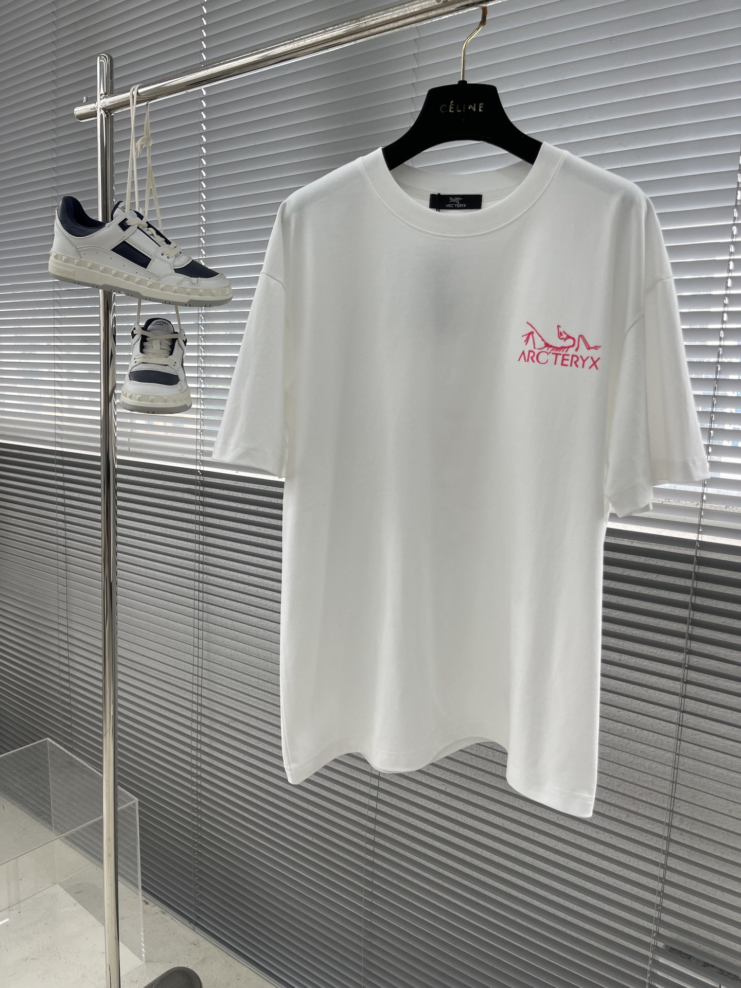 NO:125010,25ss Bird Home Three-dimensional logo pattern printed short-sleeved T-shirt worth winning this summer. The gallery-shaped pattern is cut, the fabric is thick, not the smooth cotton sports material, structural line design, low-key, versatile, classic and a little fashionable. It is a complete T-shirt BI product!  Heavy Industry is exquisite in the production of the version, and is impeccable from the inside to the outside. This short-sleeved style is really hard to find. Using the younger design language, it deeply reshapes the aesthetics of the mountain system from the perspective of outdoor functionality and breaks the outdoor dressing rules from the city to the mountains!  Same model for men and women Size S-3XL08, jil sander, T-shirt,tees, t-shirt,alexander wang1986090925ss鸟家 立体logo图案印花短袖 这个夏天值得拿下的一款绝世短袖T恤 廊形版型裁剪,面料厚实 不是滑滑的那种棉质地运动料 结构线设计,低调百搭经典还有点小时尚 是妥妥的T恤BI备单品！重工对版制作,实物考究,从里到外都是无可挑剔的 这款短袖真的一票难求 用年轻化设计语言,从户外功能性角度深度重塑山系美学 打破从城市到山野的户外穿衣法则！ 男女同款 尺码S-3XL08,,jil sander,T-shirt,tees，t-shirt,alexander wang,Men's clothing