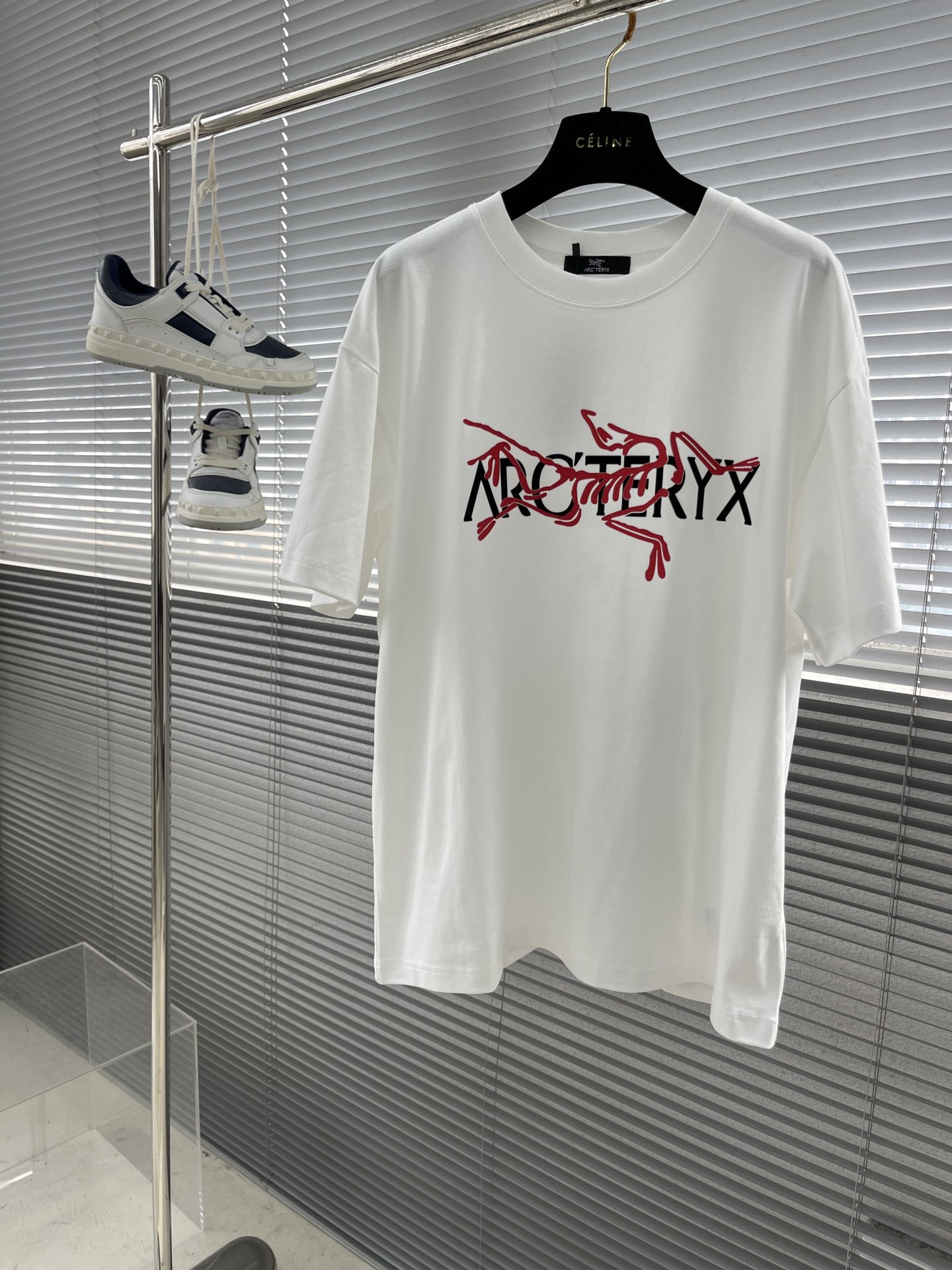 NO:125006,Bird Home 25SS Outdoor High-end Bird ~ Three-dimensional logo pattern printed short-sleeved T-shirt worth winning this summer. The gallery-shaped pattern is cut, the fabric is thick, not the smooth cotton sports material, structural line design, low-key, versatile, classic and a little fashionable. It is a complete T-shirt BI product!  Heavy Industry is exquisite in the production of the version, and is impeccable from the inside to the outside. This short-sleeved style is really hard to find. Using the younger design language, it deeply reshapes the aesthetics of the mountain system from the perspective of outdoor functionality and breaks the outdoor dressing rules from the city to the mountains!  Same model for men and women Size S-3XL08, jil sander, T-shirt,tees, t-shirt,alexander wang19860909鸟家 25SS 户外高端鸟~立体logo图案印花短袖 这个夏天值得拿下的一款绝世短袖T恤 廊形版型裁剪,面料厚实 不是滑滑的那种棉质地运动料 结构线设计,低调百搭经典还有点小时尚 是妥妥的T恤BI备单品！重工对版制作,实物考究,从里到外都是无可挑剔的 这款短袖真的一票难求 用年轻化设计语言,从户外功能性角度深度重塑山系美学 打破从城市到山野的户外穿衣法则！ 男女同款 尺码S-3XL08,,jil sander,T-shirt,tees，t-shirt,alexander wang,Men's clothing