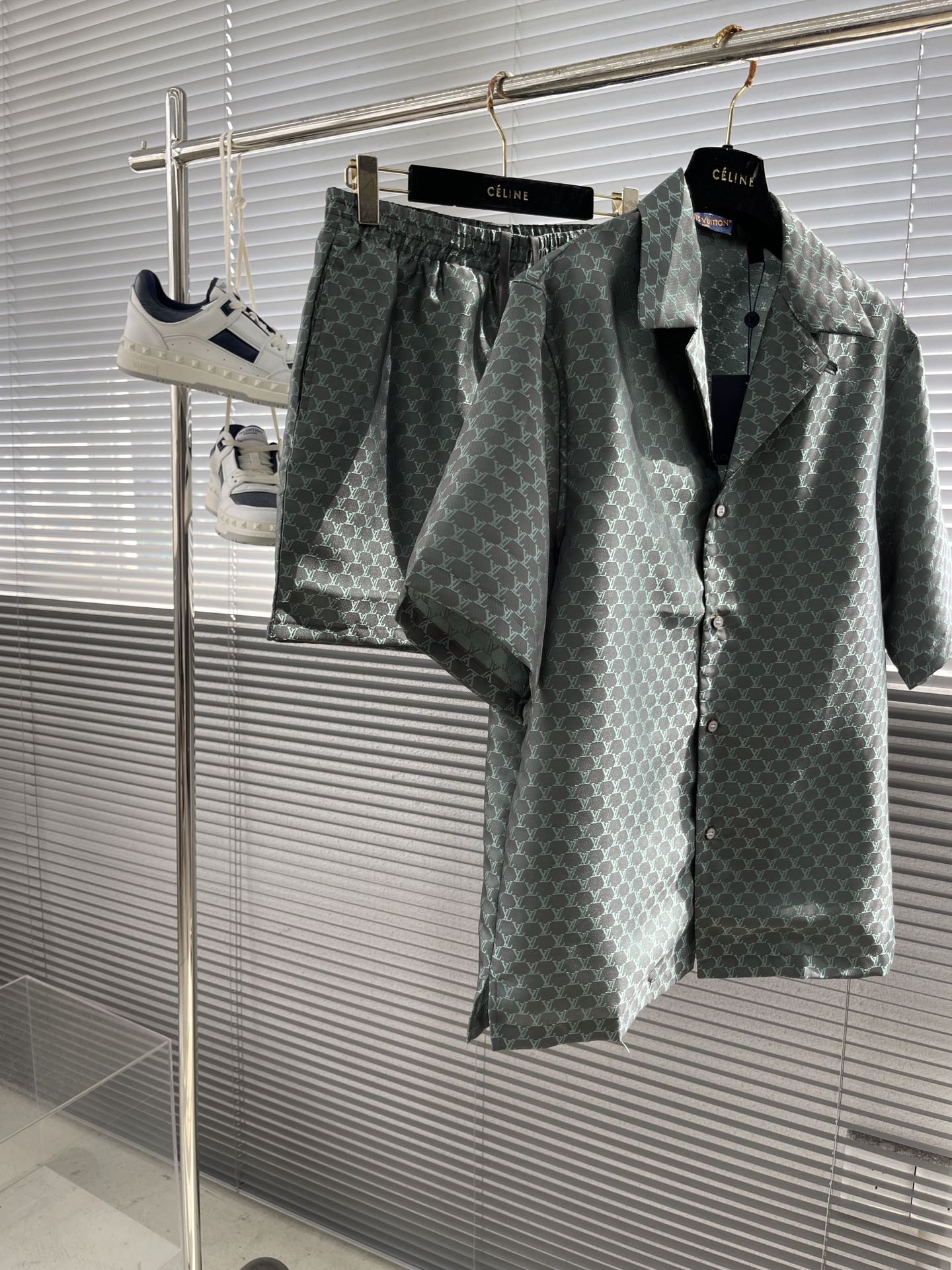 Louis Vuitton Silk Blend Short-Sleeve Shirt 1V Fishnet Jacquard Pattern 2 i1719739584 8827 0