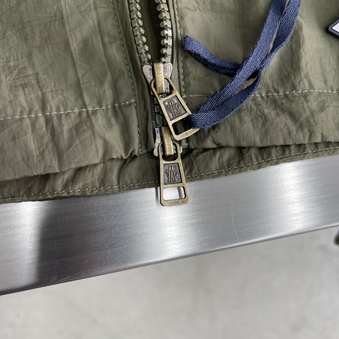 

-Mon 最新薄款连帽夹克外套，都市时尚休闲连帽款。这款夹克透气舒适度高，单层面料，内里包边，撞色过