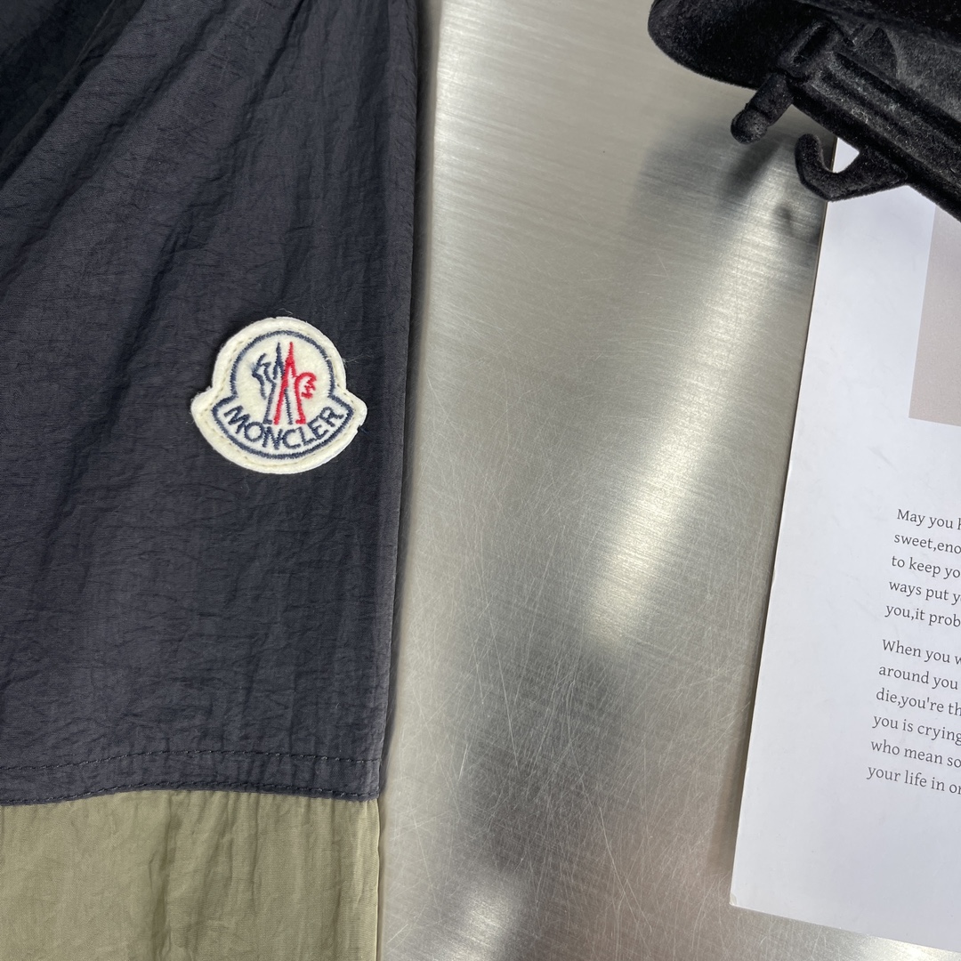 

-Mon 最新薄款连帽夹克外套，都市时尚休闲连帽款。这款夹克透气舒适度高，单层面料，内里包边，撞色过