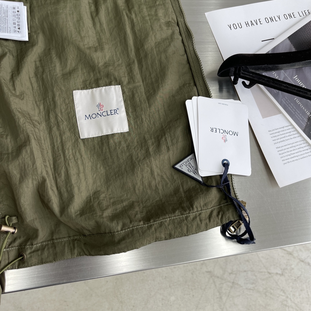 

-Mon 最新薄款连帽夹克外套，都市时尚休闲连帽款。这款夹克透气舒适度高，单层面料，内里包边，撞色过