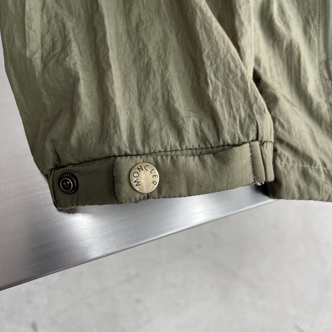 

-Mon 最新薄款连帽夹克外套，都市时尚休闲连帽款。这款夹克透气舒适度高，单层面料，内里包边，撞色过