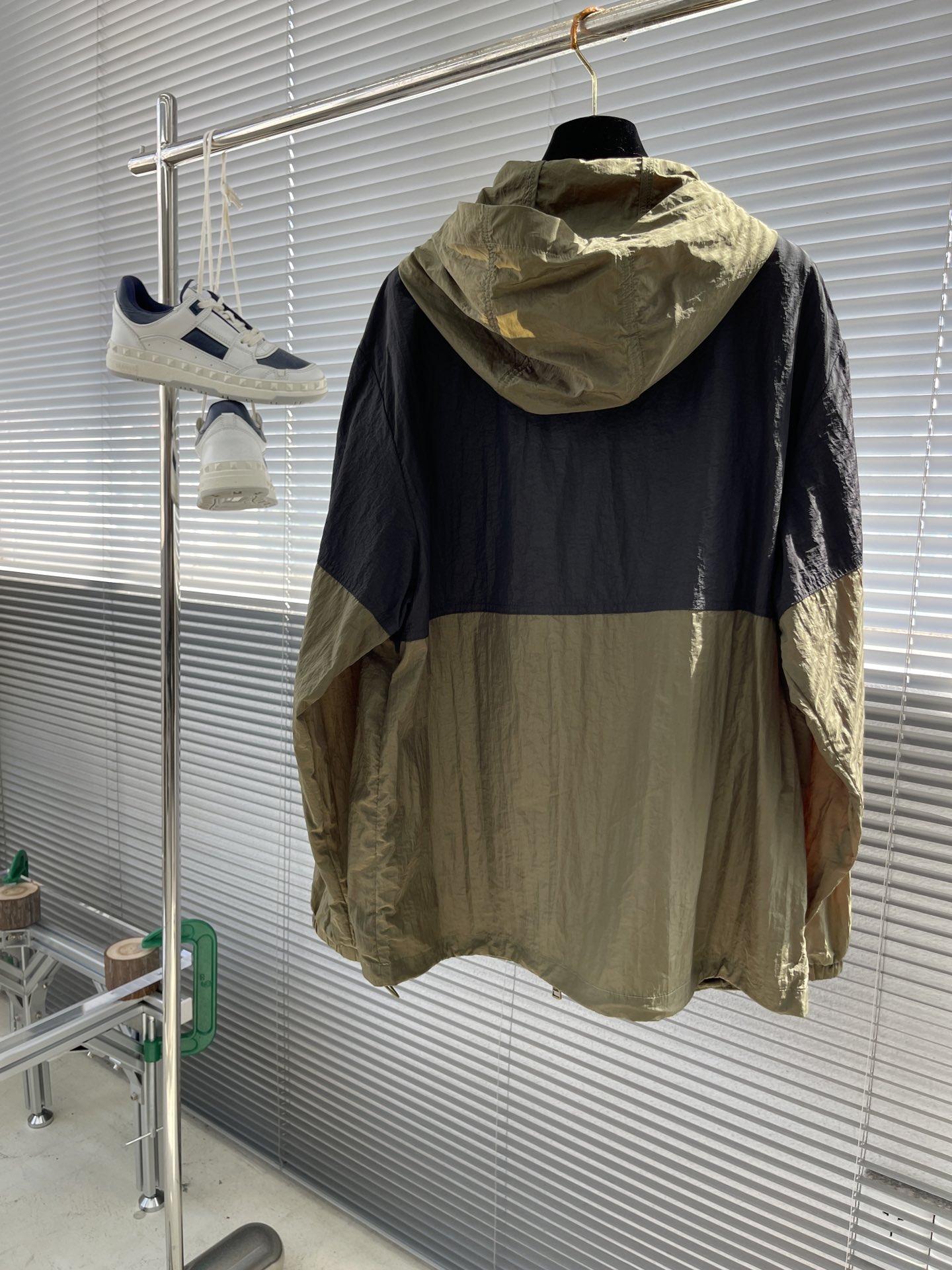 

-Mon 最新薄款连帽夹克外套，都市时尚休闲连帽款。这款夹克透气舒适度高，单层面料，内里包边，撞色过