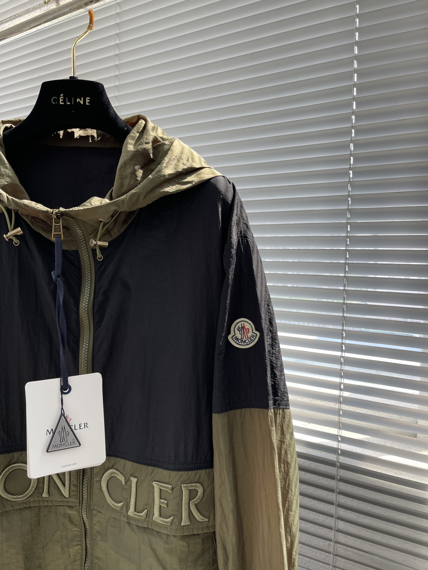 

-Mon 最新薄款连帽夹克外套，都市时尚休闲连帽款。这款夹克透气舒适度高，单层面料，内里包边，撞色过