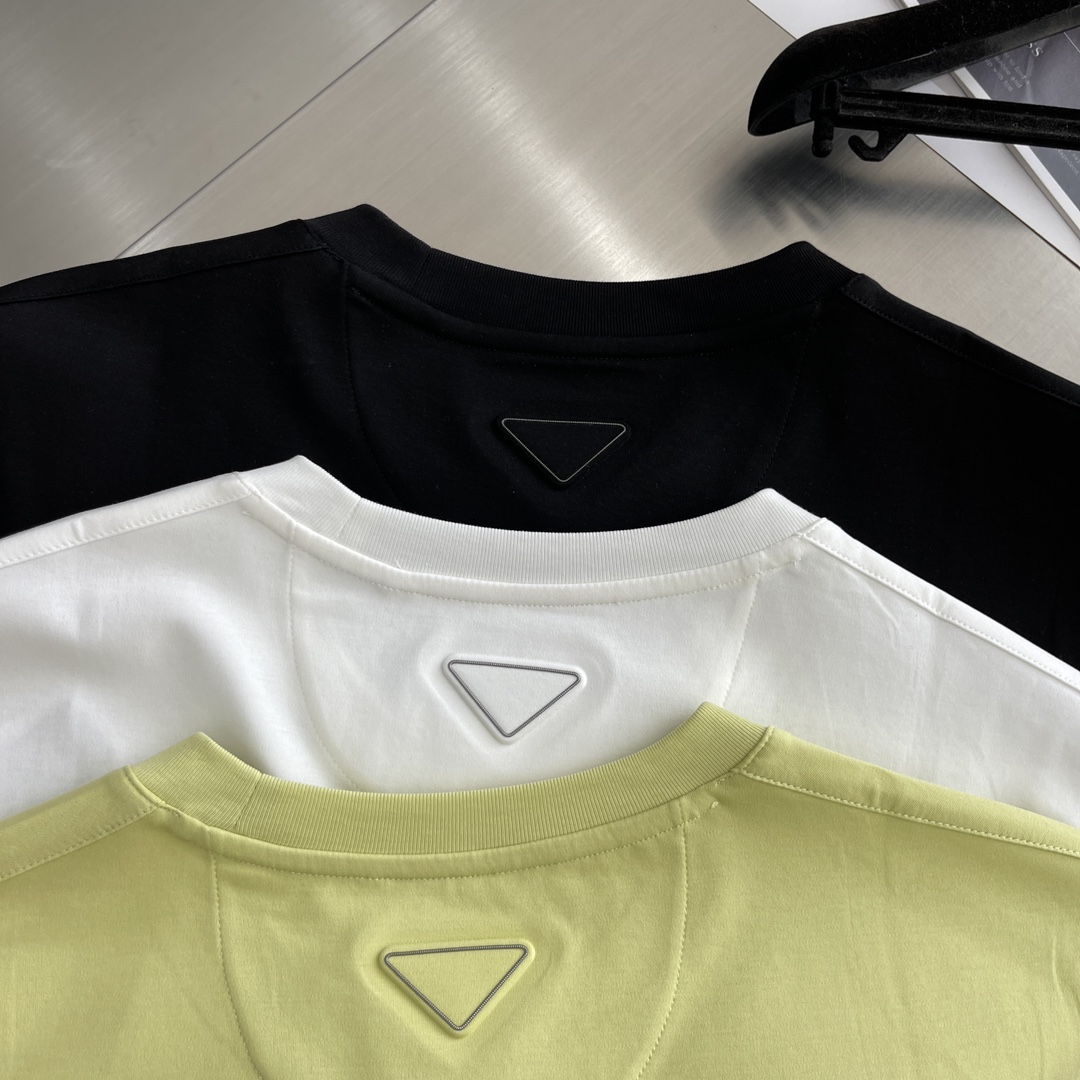 NO:917055,/1 piece 1/2 piece (all sizes in black and white) -PRAD ss short-sleeved series Size: M-3XL Slightly wide version Weight 220 grams Lenzing Modal fabric Ingredients: Cotton The surface texture of the fabric is fine and smooth. It feels skin-friendly, smooth, stiff and stylish. The pattern is made of high-frequency convex embossing technology. The metal texture is matched to highlight the exquisite body effect. Simple and fashionable. Must-have for commuting, prada, T-shirt,19860909/1件 1/2件（黑、白色齐码） -PRAD ss短袖系列 尺码:M-3XL 版型微阔版型 克重220克重 兰精莫代尔面料 成份棉 面料表面纹理细腻平整 触感亲肤顺滑挺括且有型 工艺图案做高周波凸起压花工艺 金属质感搭配凸显精致力体效果简约且时尚 通勤必备,,prada,T-shirt,,Men's clothing