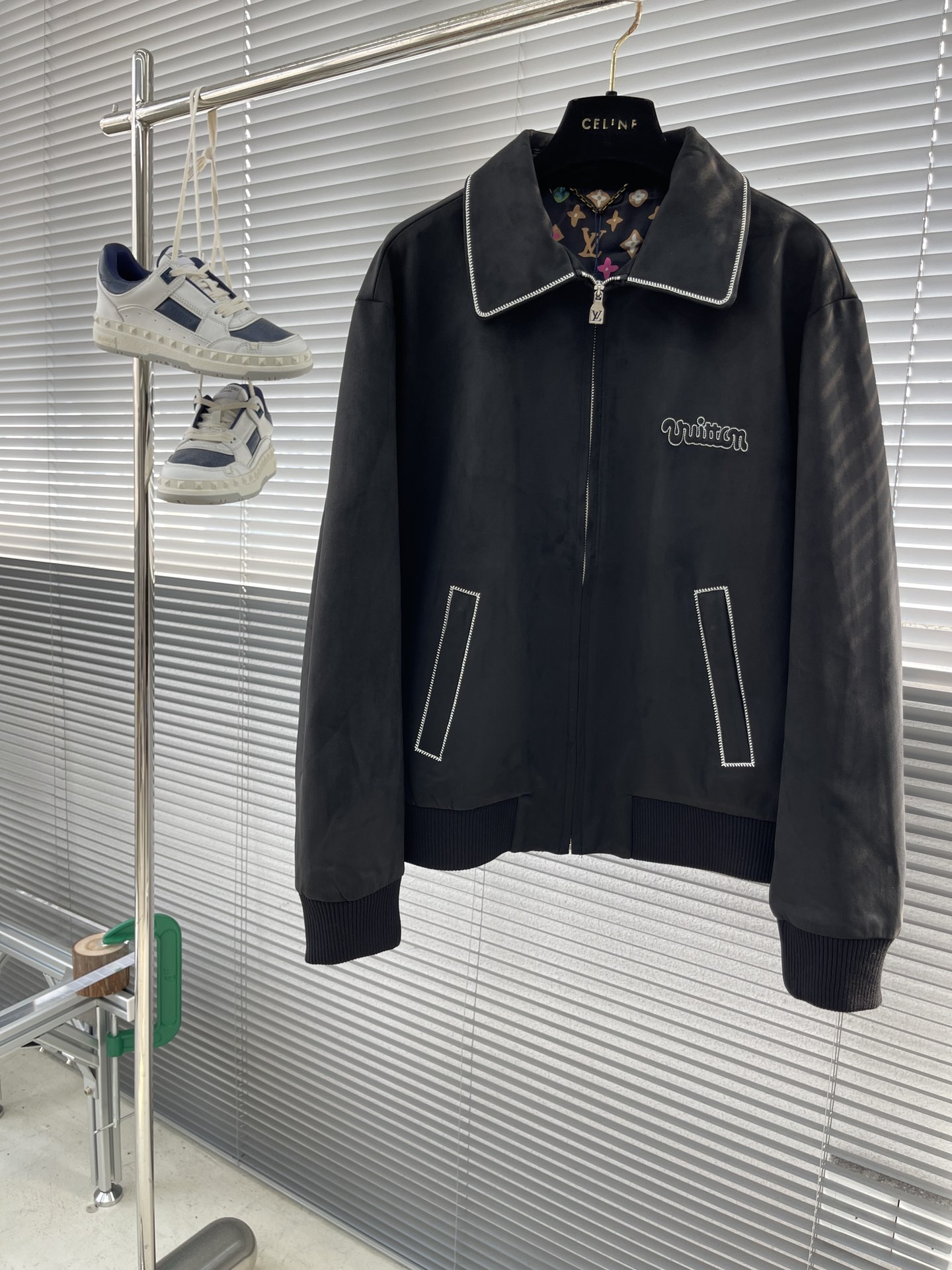 Veste Aviateur Louis Vuitton en Cuir Suédé Brodé - Collection 2024