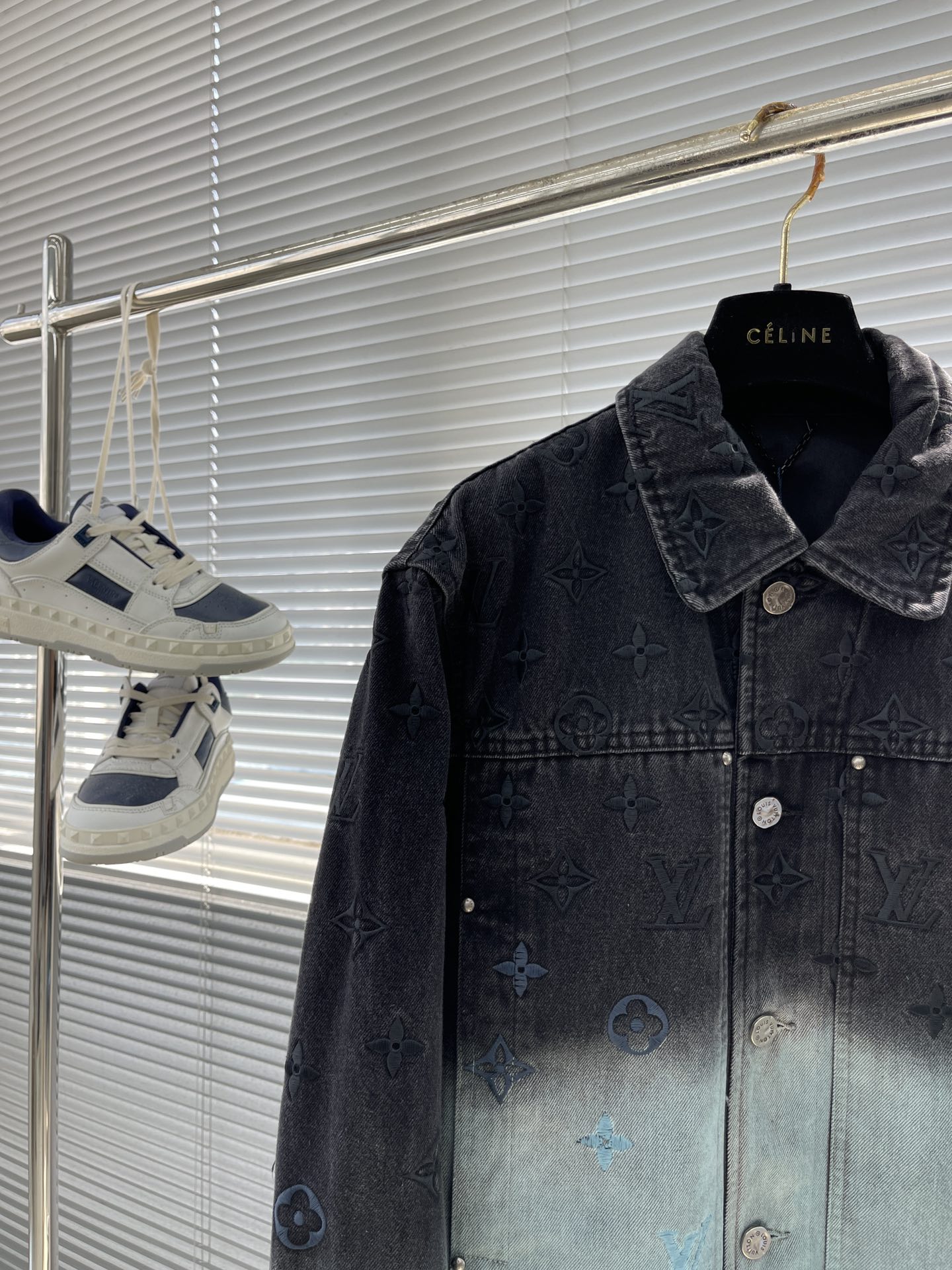Louis Vuitton 24SS New Denim Jacket with Tie-Dye Aurora Monogram Embroidery 3 i1723624000 9527 3