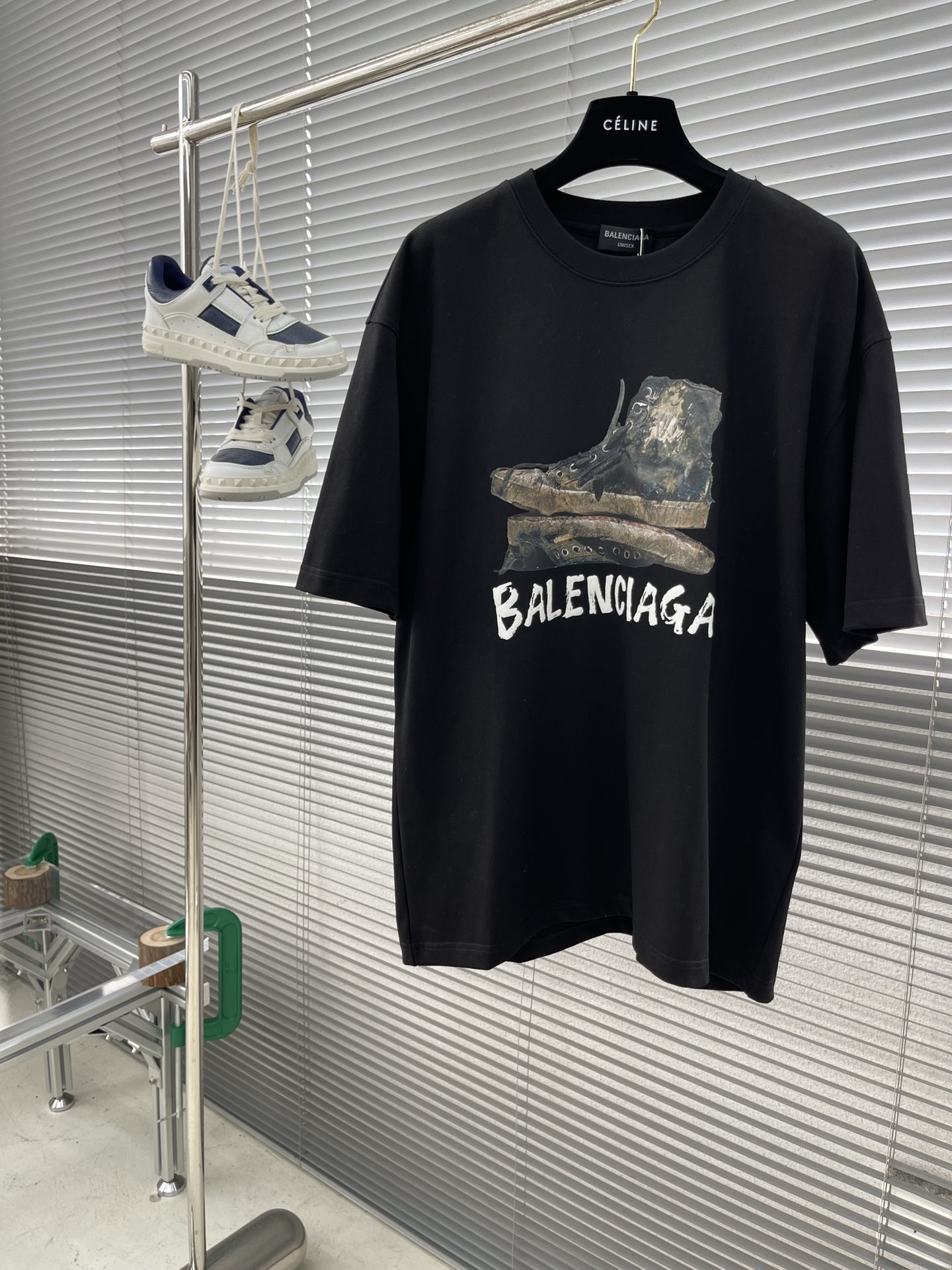 NO:125057,Balenciag 2025 base T-shirt!  .Three-dimensional letter printing design. Full of technology. Recommended essential models for trendy people. Customized 300 grams modal pure cotton fabric. It is skin-friendly and comfortable and soft. It feels elastic and has good feel!  The fabric is thick, moderate weight and excellent drape. It is high-end!  The rate of looking back is high!  The original custom three-standard product is complete, and it is a must-have item for trendy men!  The same model for men and women, the S-3XL micro-expanded version is relatively large!  ,,balenciaga,tees,t-shirt,alexander wang19860909Balenciag 2025打底T恤！.立体字母印花设计.科技感十足.潮人必备款推荐.定制300克莫代尔纯棉面料.亲肤舒适柔软.手感回弹性好！面料偏厚实.适中的重量与极佳的垂坠感.即高级！又回头率高！原版定制三标齐全,潮男必备单品！ 男女同款 码数S-3XL微扩版型偏大！,,balenciaga,tees，t-shirt,alexander wang,Men's clothing