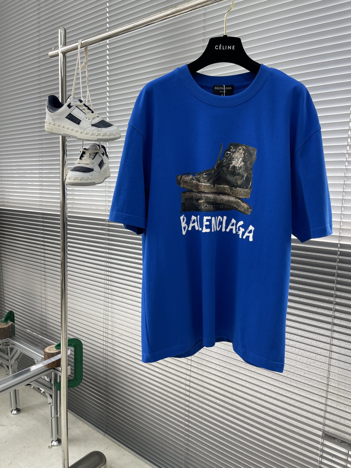 NO:125058,Balenciag 2025 base T-shirt!  .Three-dimensional letter printing design. Full of technology. Recommended essential models for trendy people. Customized 300 grams modal pure cotton fabric. It is skin-friendly and comfortable and soft. It feels elastic and has good feel!  The fabric is thick, moderate weight and excellent drape. It is high-end!  The rate of looking back is high!  The original custom three-standard product is complete, and it is a must-have item for trendy men!  Same model for men and women, S-3XL micro-expanded version!  , balenciaga,tees,t-shirt,alexander wang19860909Balenciag 2025打底T恤！.立体字母印花设计.科技感十足.潮人必备款推荐.定制300克莫代尔纯棉面料.亲肤舒适柔软.手感回弹性好！面料偏厚实.适中的重量与极佳的垂坠感.即高级！又回头率高！原版定制三标齐全,潮男必备单品！ 男女同款 码数S-3XL微扩版型！偏大,,balenciaga,tees，t-shirt,alexander wang,Men's clothing