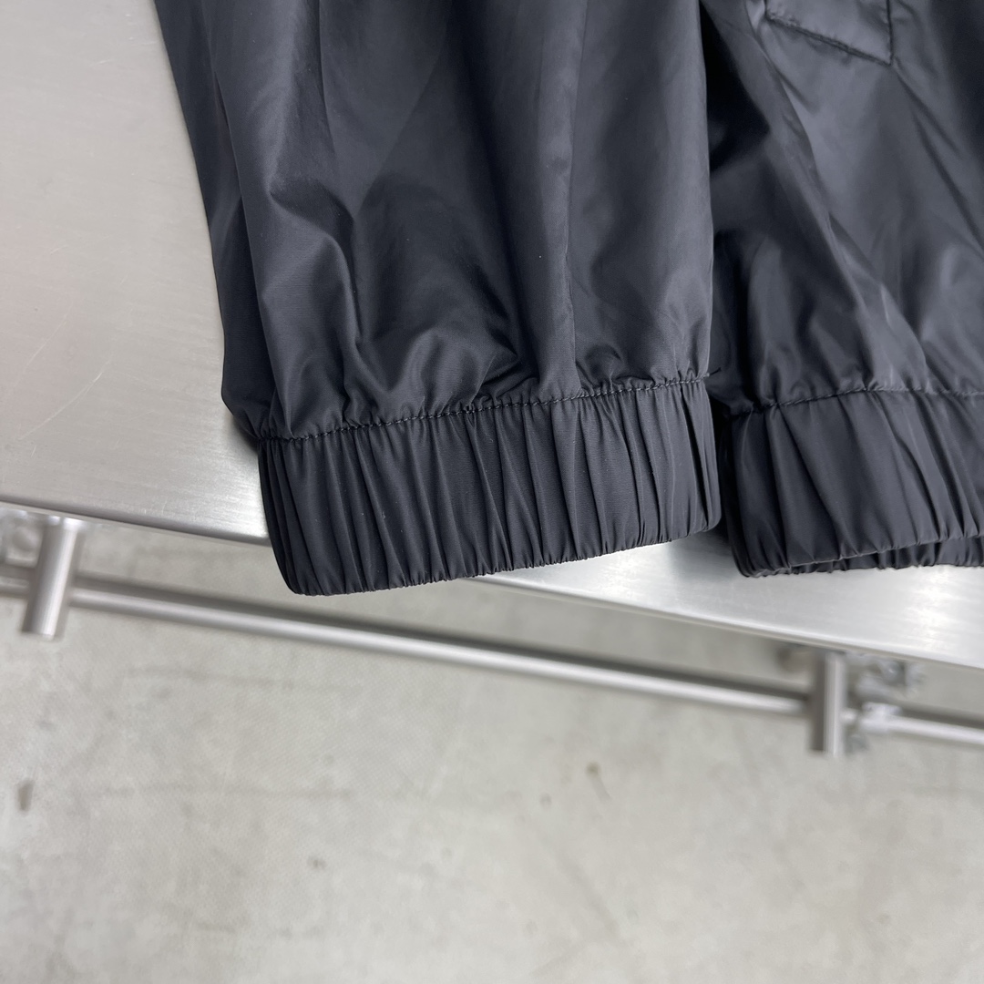 Prada 2025 Lightweight Jacket: Classic Stand Collar, Iconic Triangle Logo 6 i1723714599 4140 3