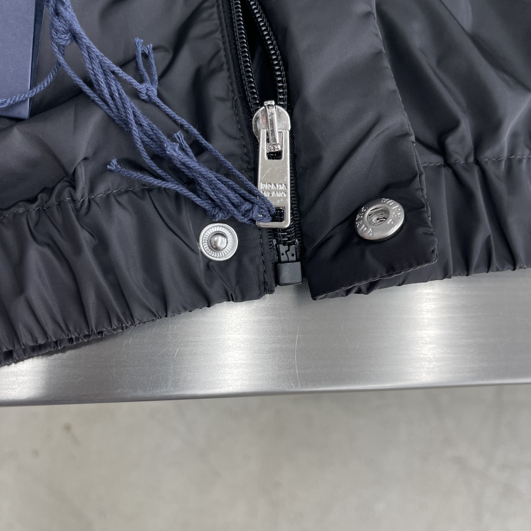 Prada 2025 Lightweight Jacket: Classic Stand Collar, Iconic Triangle Logo 7 i1723714599 7469 1