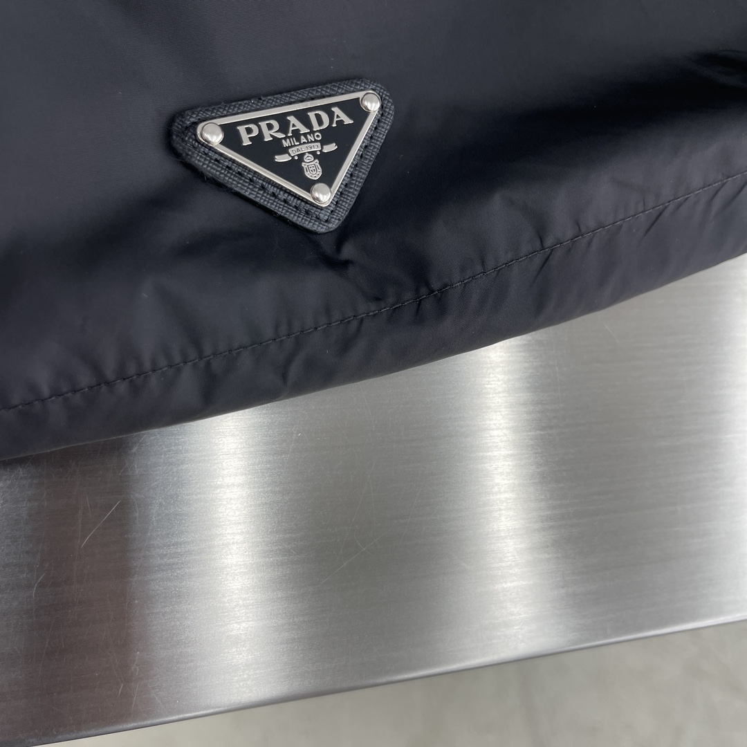 Prada 2025 Lightweight Jacket: Classic Stand Collar, Iconic Triangle Logo 5 i1723714599 8280 4