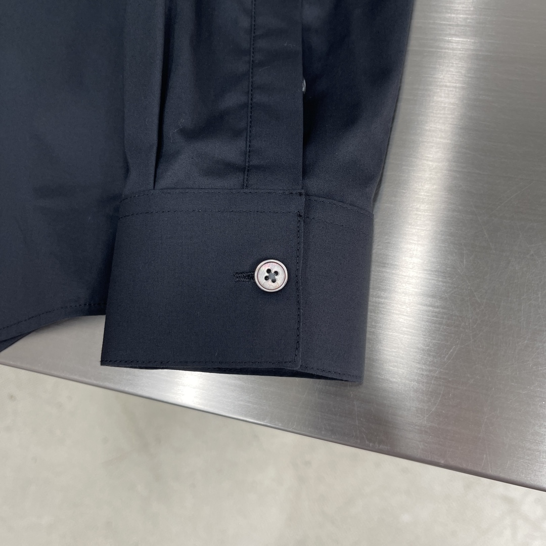 秋冬 -Dio 口袋刺绣小细节府绸衬衫。暗扣款，这款面料带弹力，穿着舒适！尺码:38-42（S-XXL）