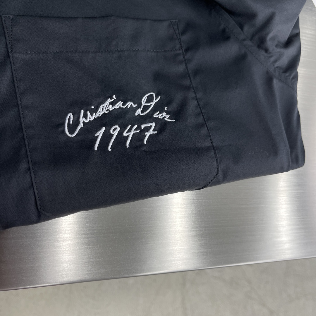 秋冬 -Dio 口袋刺绣小细节府绸衬衫。暗扣款，这款面料带弹力，穿着舒适！尺码:38-42（S-XXL）