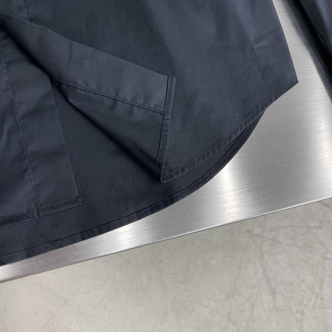 秋冬 -Dio 口袋刺绣小细节府绸衬衫。暗扣款，这款面料带弹力，穿着舒适！尺码:38-42（S-XXL）