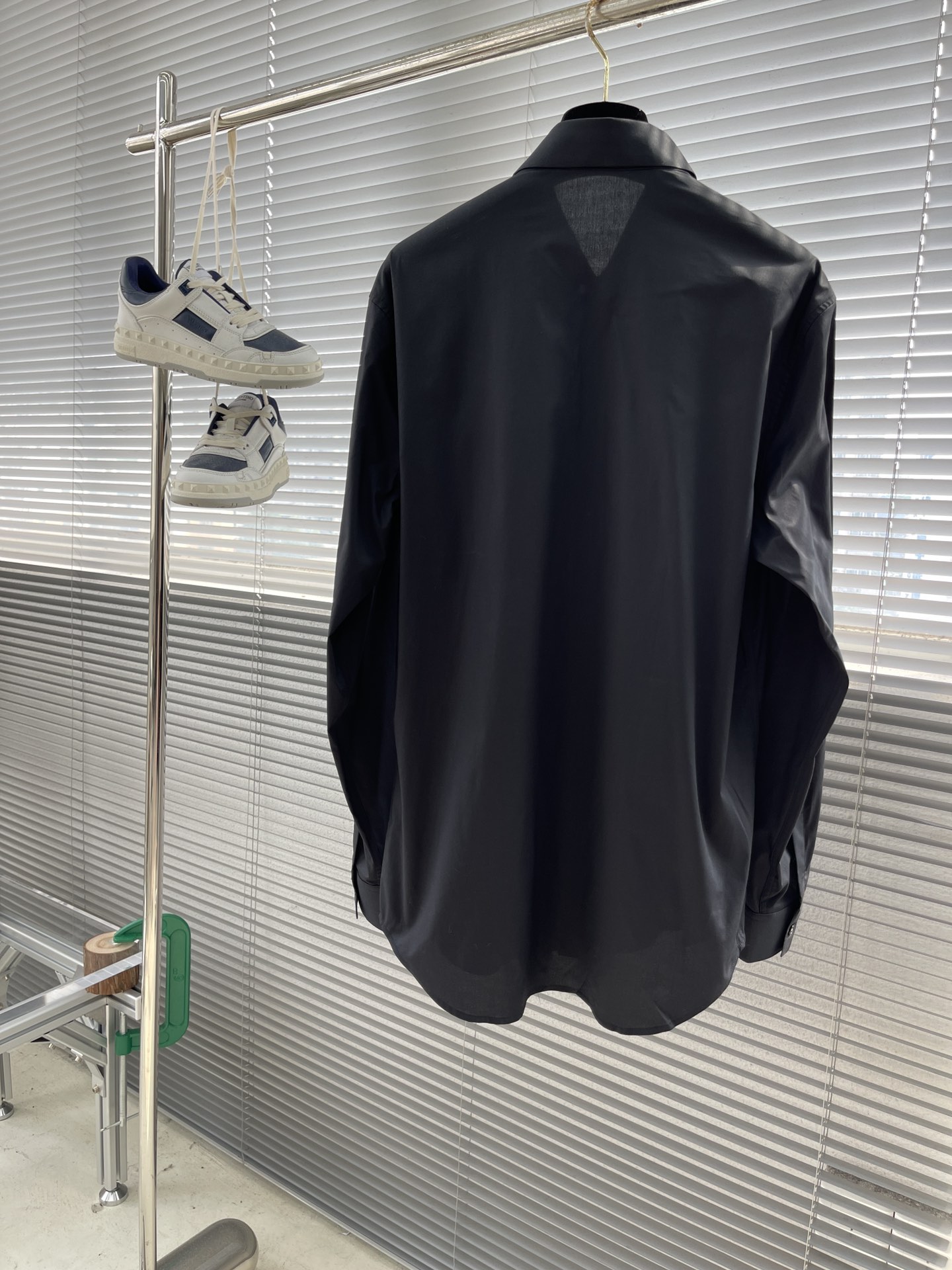 秋冬 -Dio 口袋刺绣小细节府绸衬衫。暗扣款，这款面料带弹力，穿着舒适！尺码:38-42（S-XXL）