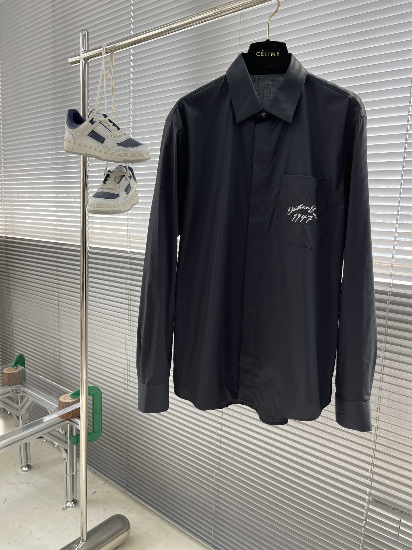 秋冬 -Dio 口袋刺绣小细节府绸衬衫。暗扣款，这款面料带弹力，穿着舒适！尺码:38-42（S-XXL）