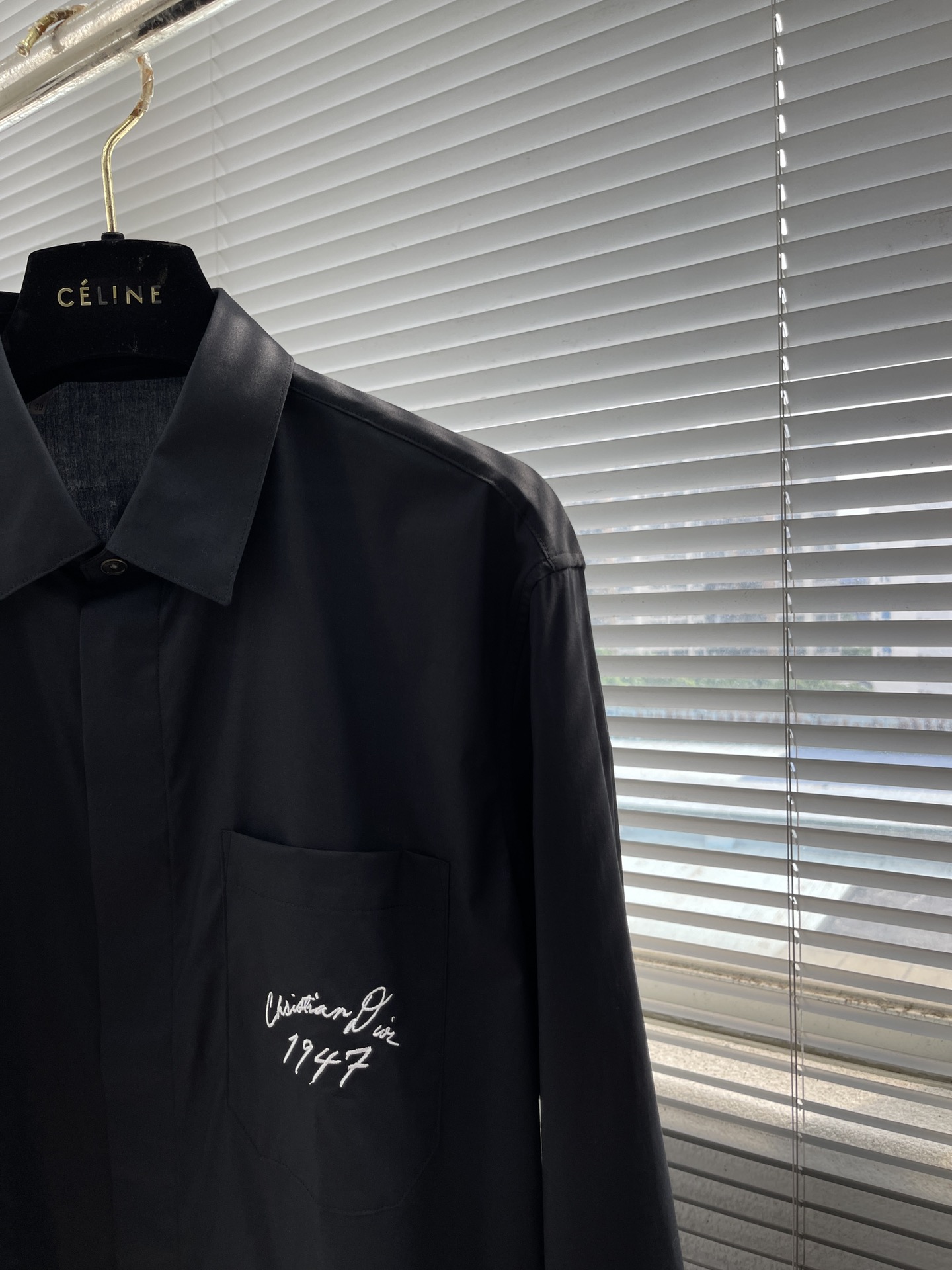 秋冬 -Dio 口袋刺绣小细节府绸衬衫。暗扣款，这款面料带弹力，穿着舒适！尺码:38-42（S-XXL）