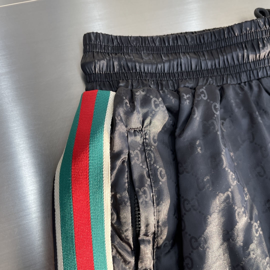 -GUCC 彩边休闲沙滩短裤，这款短裤采用双GG提花面料制作，腰头有松紧腰绳，两个口袋配有拉链，裤腿侧边