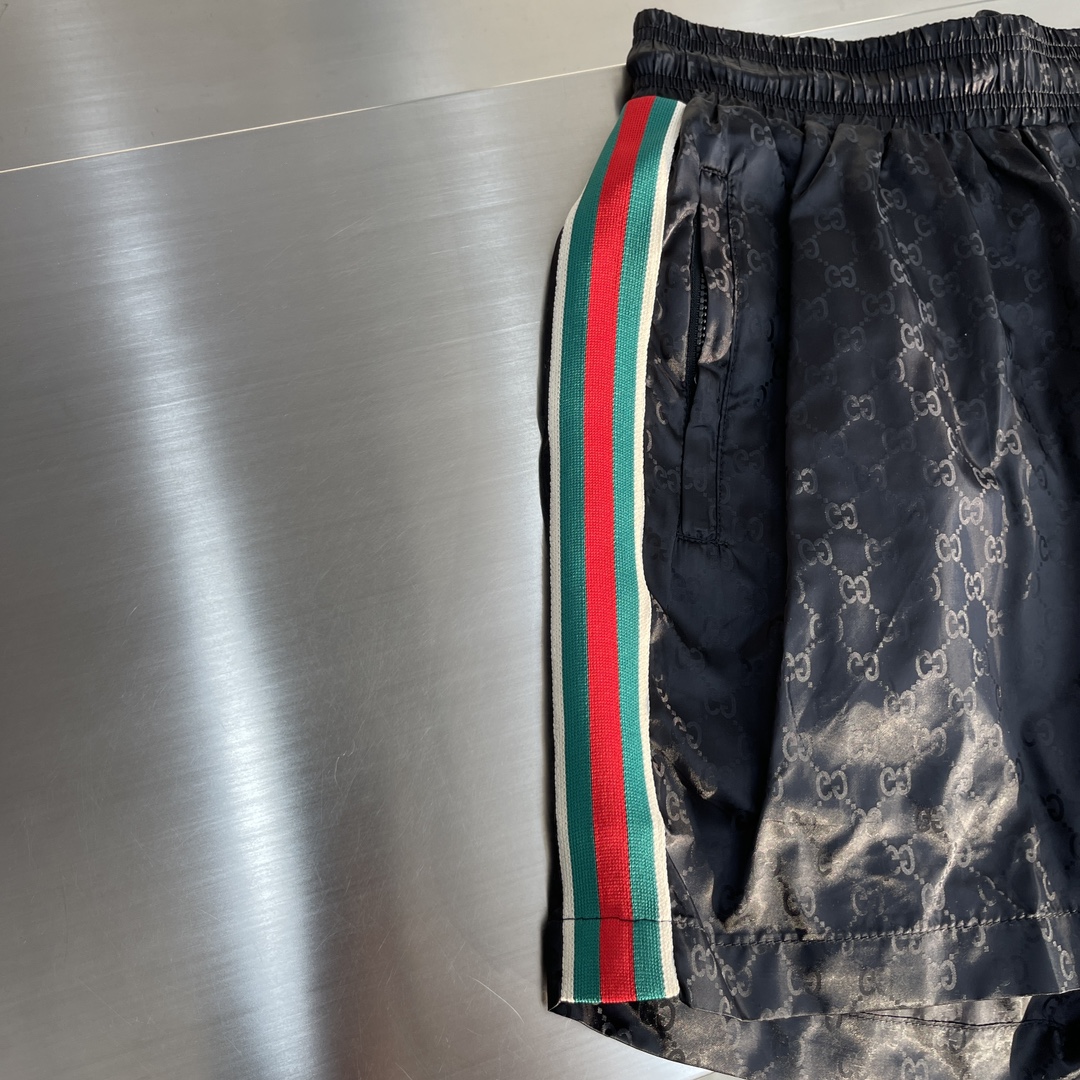 -GUCC 彩边休闲沙滩短裤，这款短裤采用双GG提花面料制作，腰头有松紧腰绳，两个口袋配有拉链，裤腿侧边
