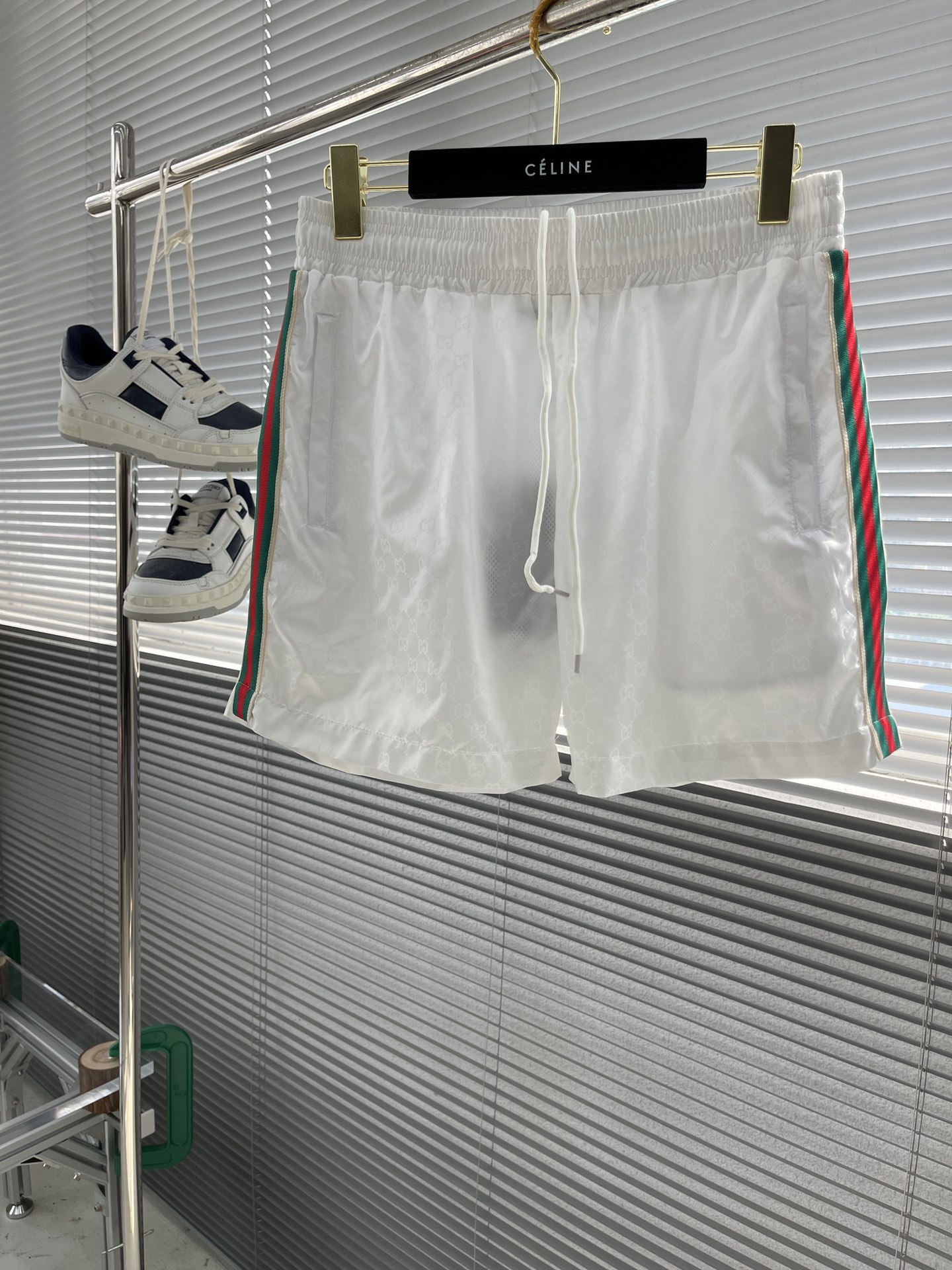 -GUCC 彩边休闲沙滩短裤，这款短裤采用双GG提花面料制作，腰头有松紧腰绳，两个口袋配有拉链，裤腿侧边