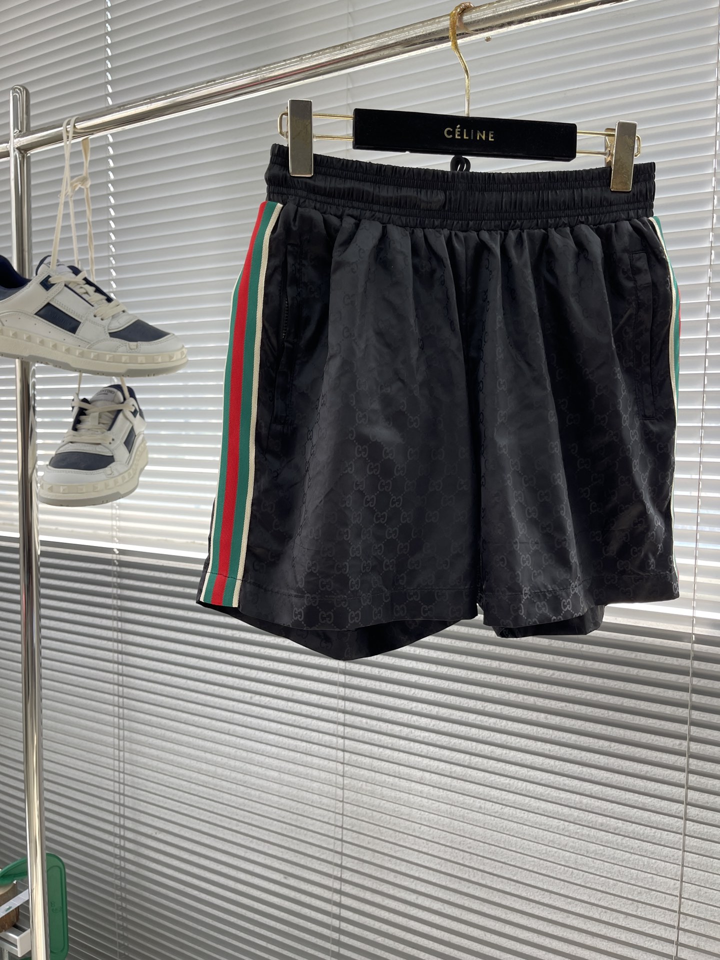 -GUCC 彩边休闲沙滩短裤，这款短裤采用双GG提花面料制作，腰头有松紧腰绳，两个口袋配有拉链，裤腿侧边