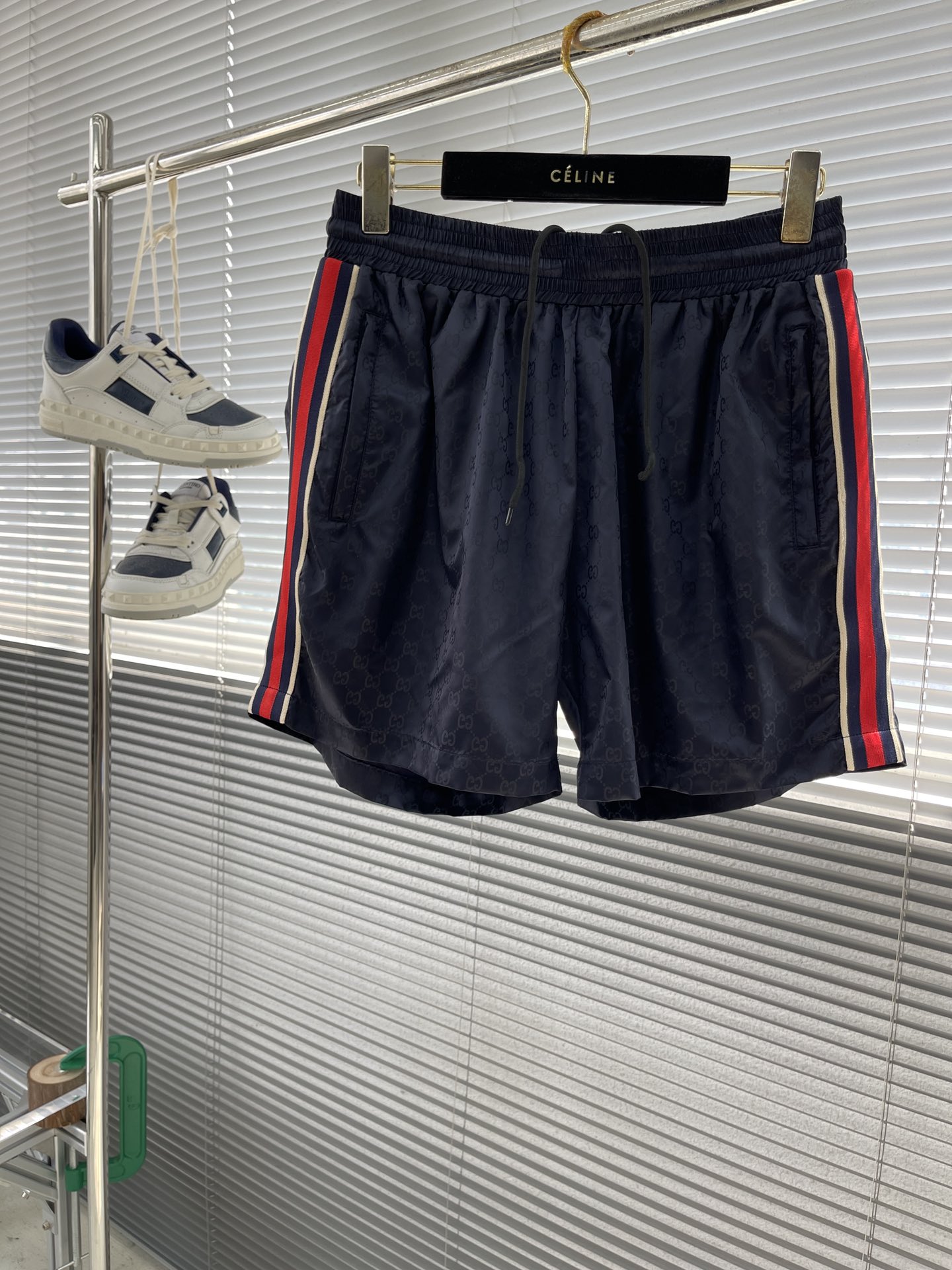 -GUCC 彩边休闲沙滩短裤，这款短裤采用双GG提花面料制作，腰头有松紧腰绳，两个口袋配有拉链，裤腿侧边