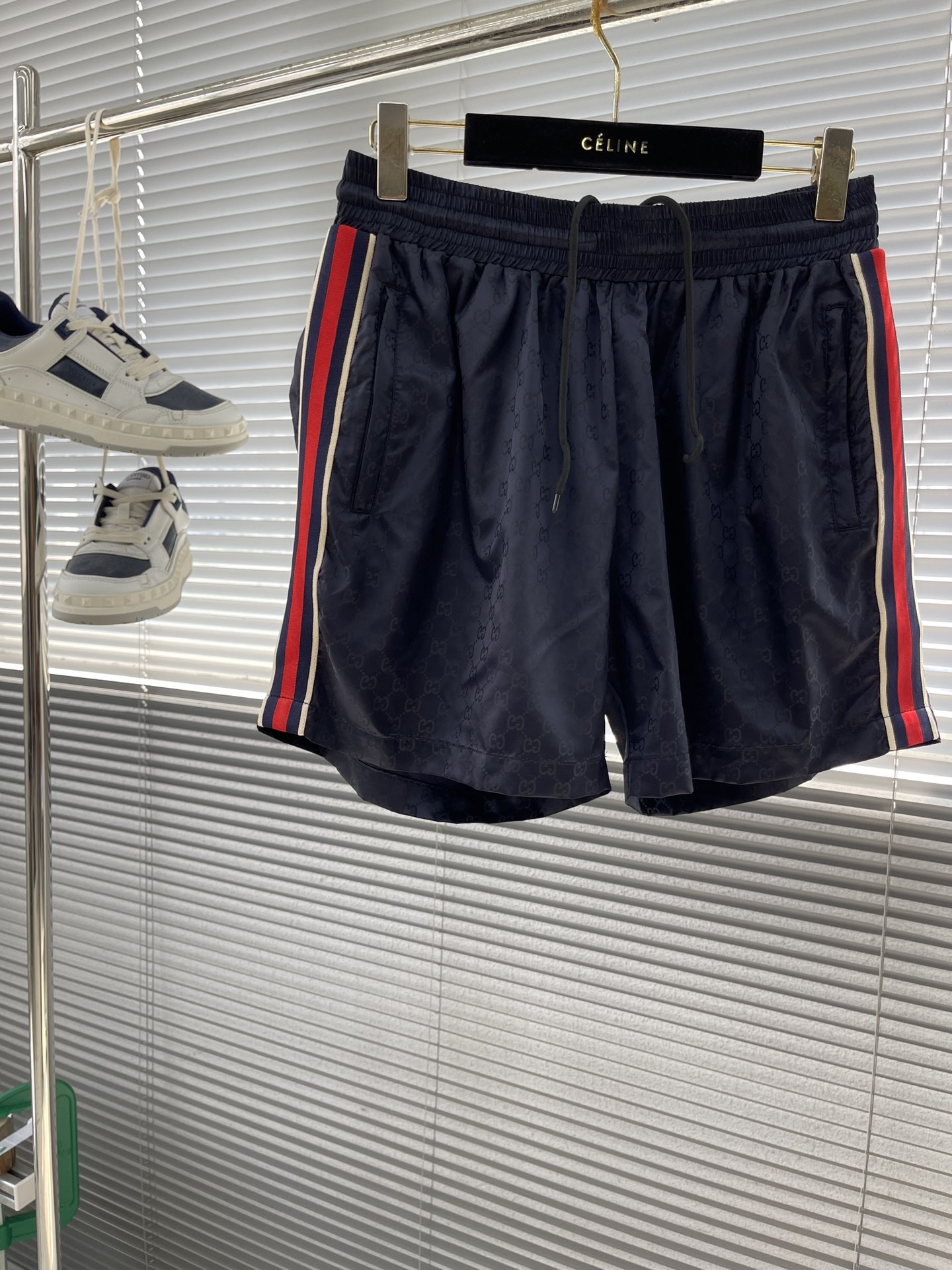 -GUCC 彩边休闲沙滩短裤，这款短裤采用双GG提花面料制作，腰头有松紧腰绳，两个口袋配有拉链，裤腿侧边