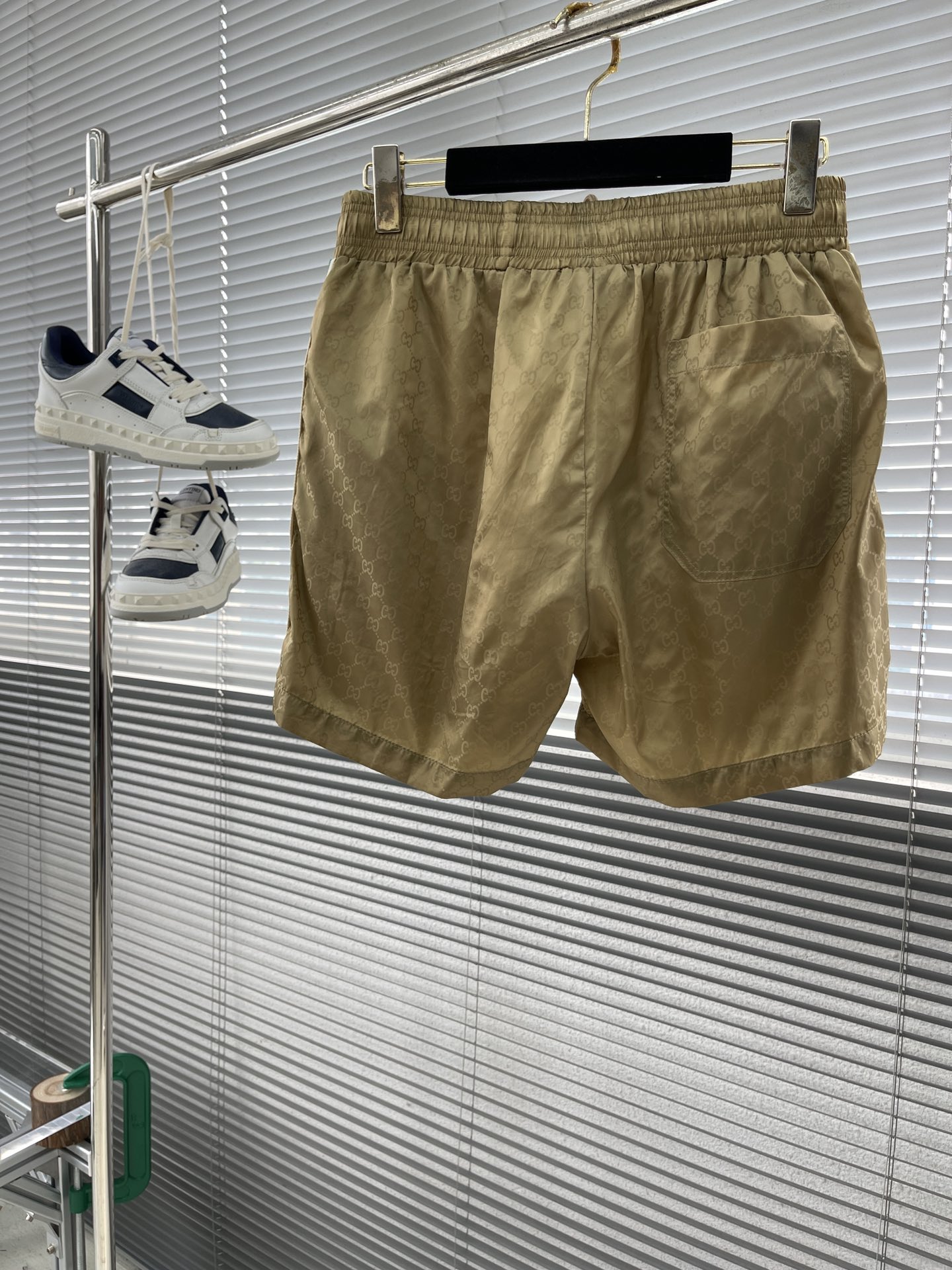 -GUCC 彩边休闲沙滩短裤，这款短裤采用双GG提花面料制作，腰头有松紧腰绳，两个口袋配有拉链，裤腿侧边