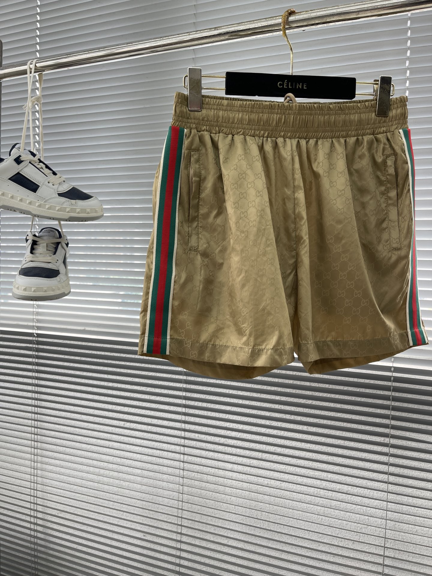 -GUCC 彩边休闲沙滩短裤，这款短裤采用双GG提花面料制作，腰头有松紧腰绳，两个口袋配有拉链，裤腿侧边