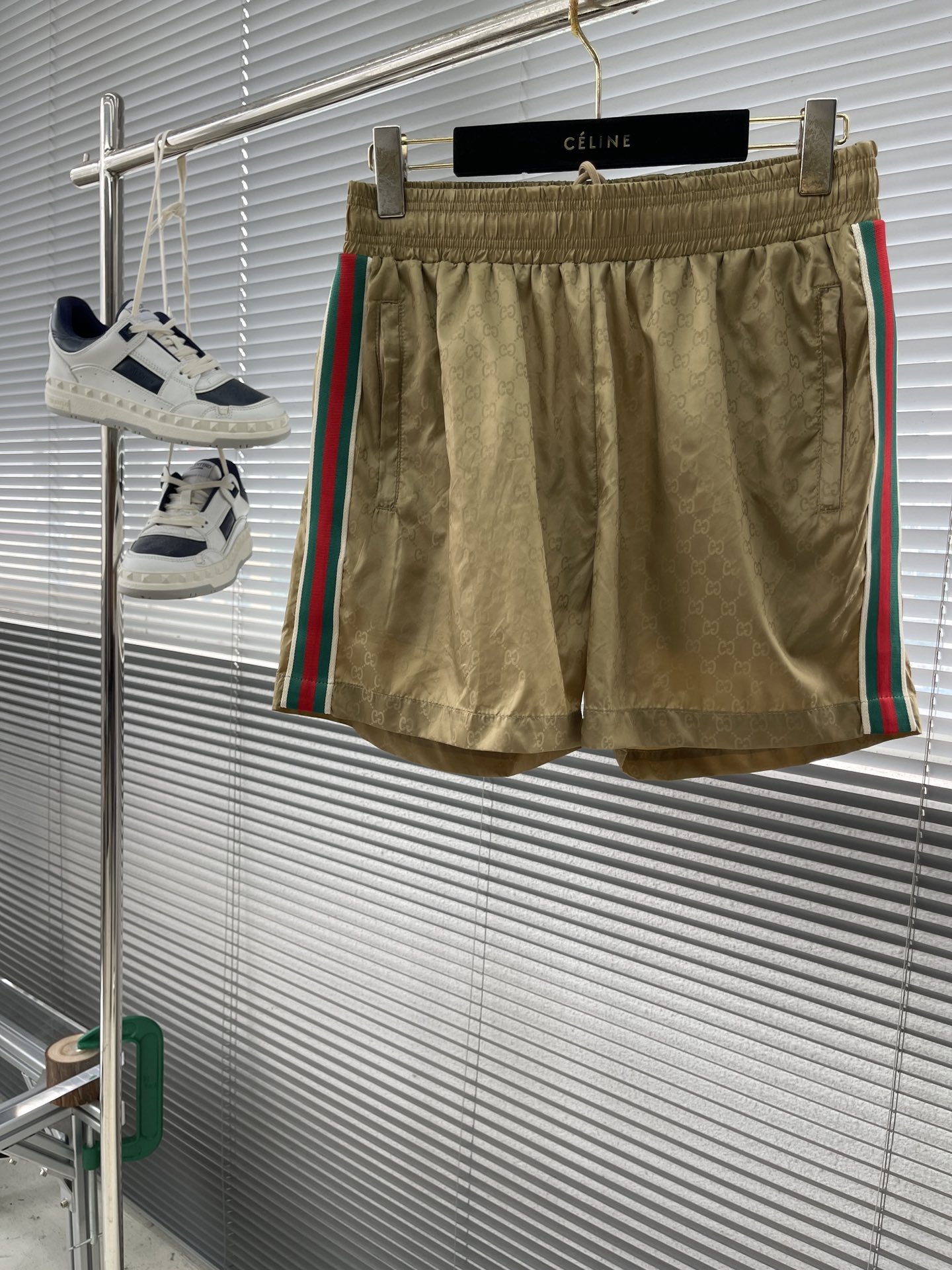 -GUCC 彩边休闲沙滩短裤，这款短裤采用双GG提花面料制作，腰头有松紧腰绳，两个口袋配有拉链，裤腿侧边