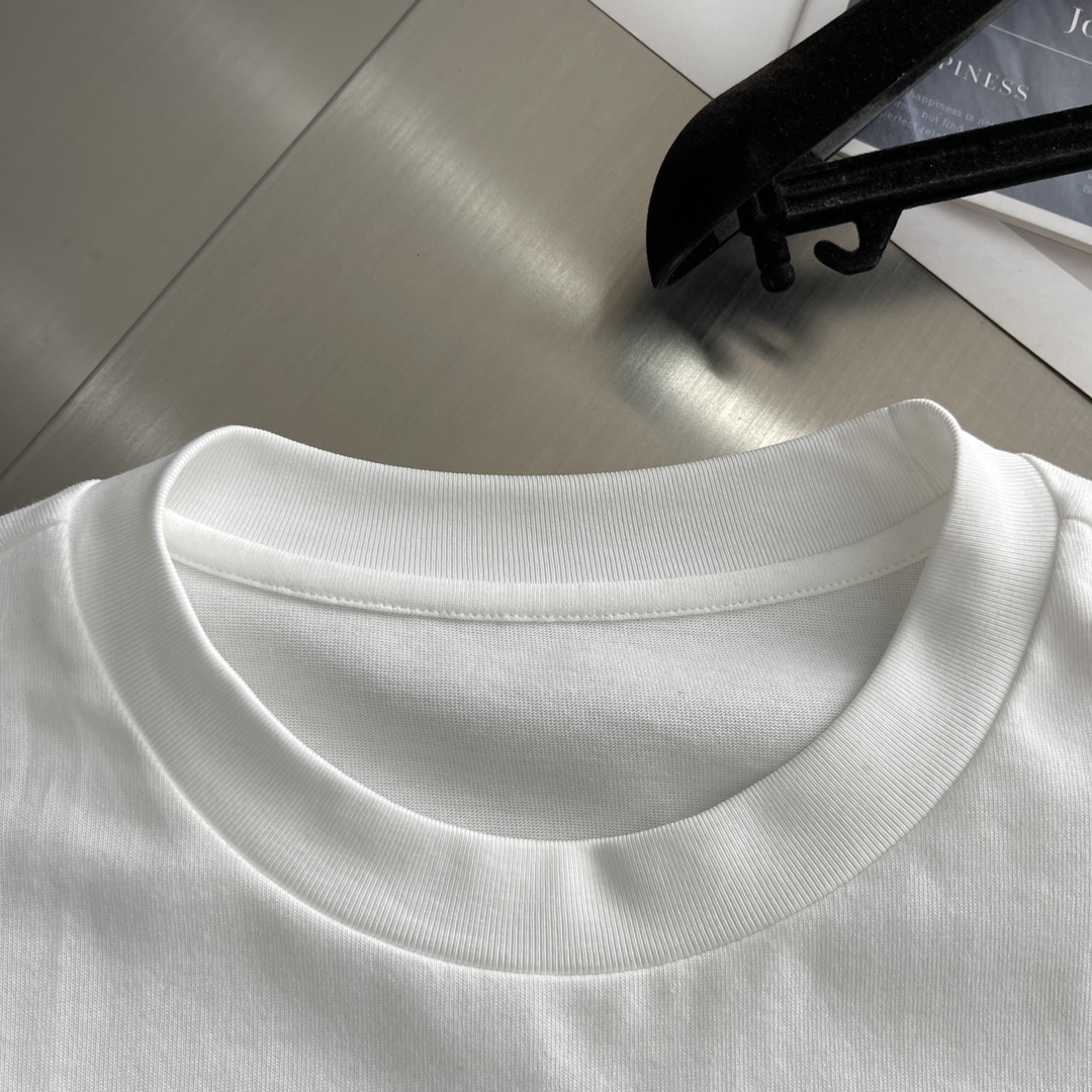 -CH 克罗心 长袖系列尺码: m-5xL版型：微阔版型克重：270克重成份：碳素磨毛罗马棉平纹面料 纹